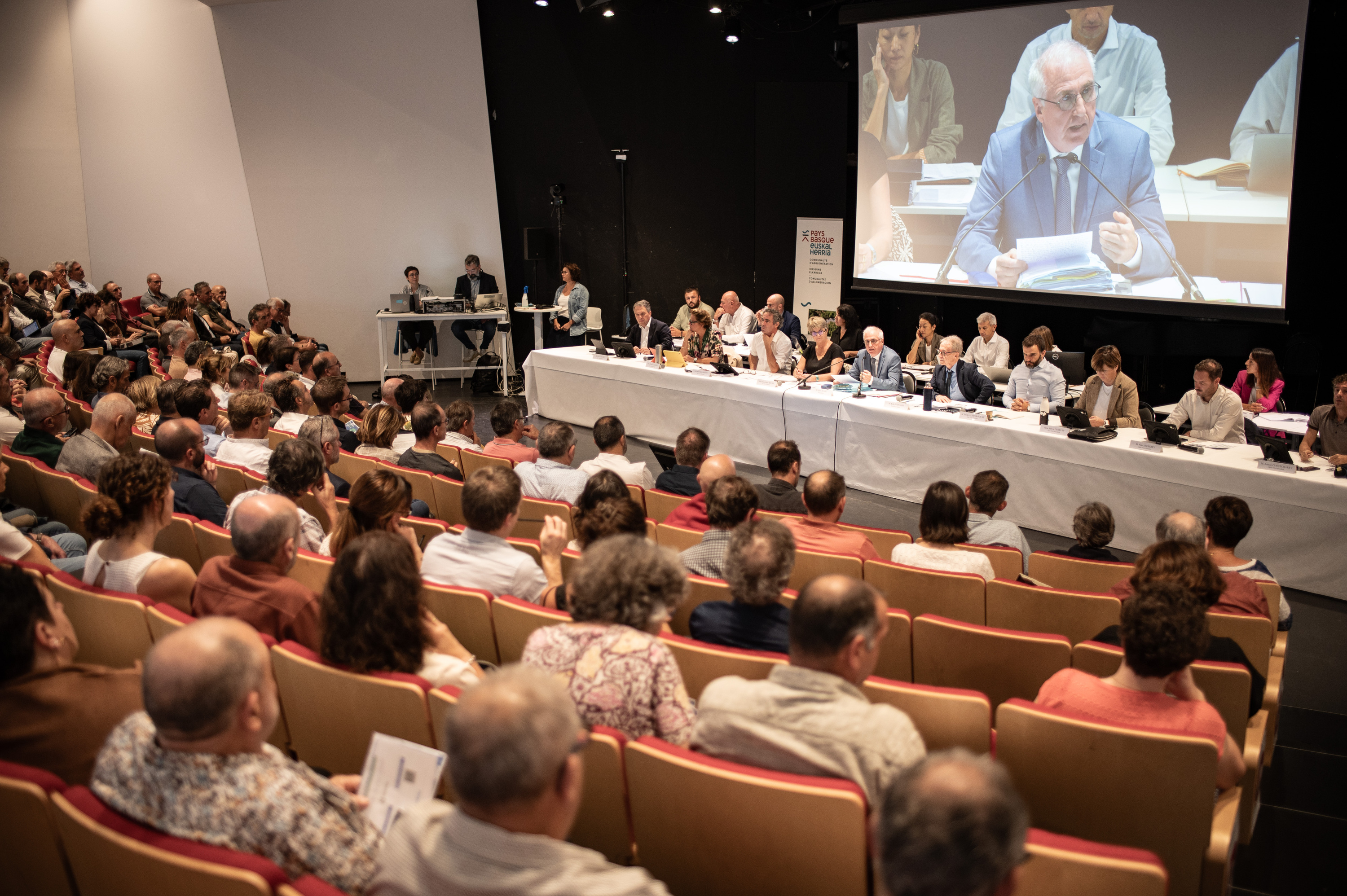 Alain Iriart lehendakaria, Euskal Hirigune Elkargoko biltzarrean. PATXI BELTZAIZ
