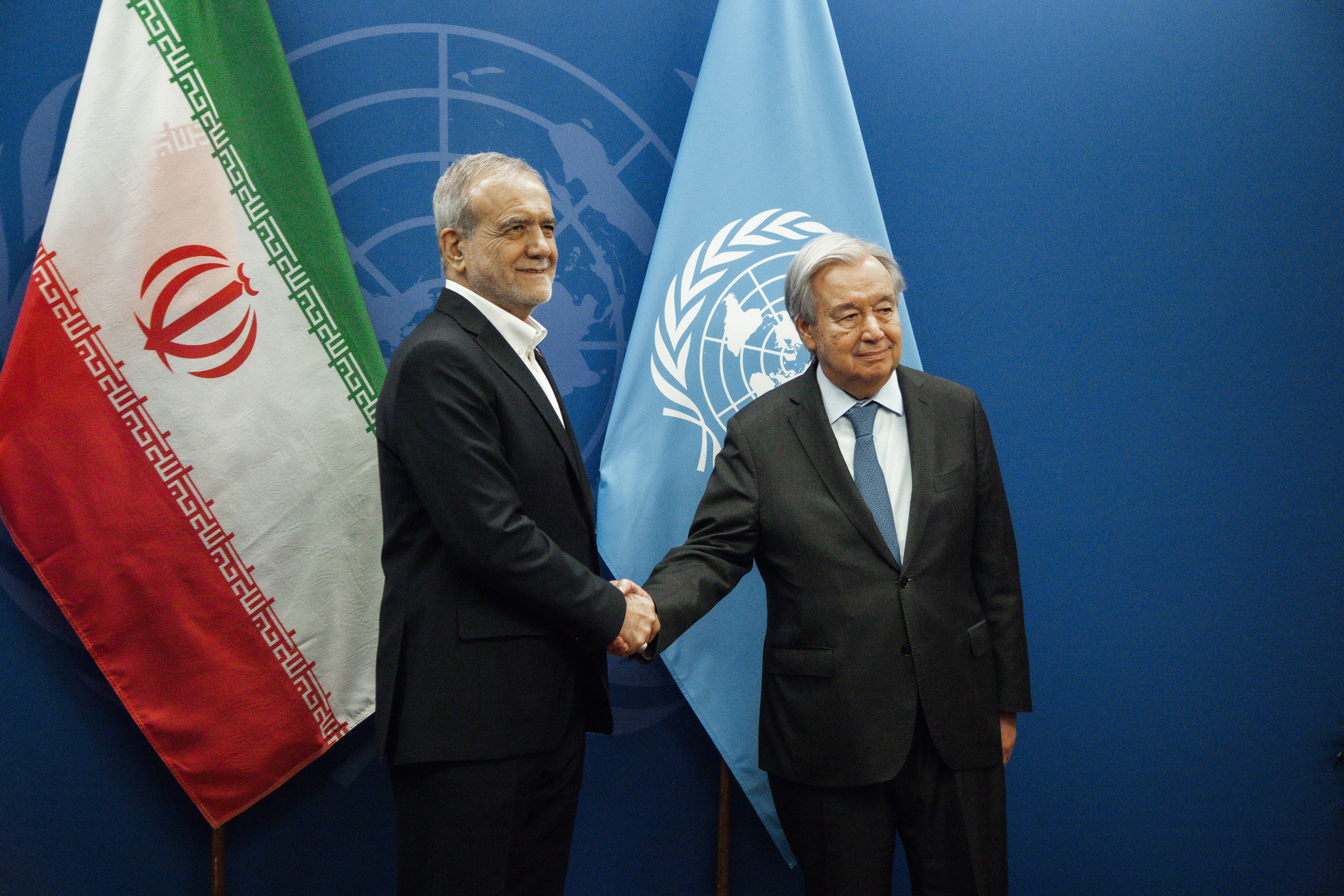 Masud Pezexkian Irango presidentea eta Antonio Guterres NBEko idazkari nagusia, herenegun, NBEren egoitza nagusian, New Yorken. OLGA FEDOROVA / EFE