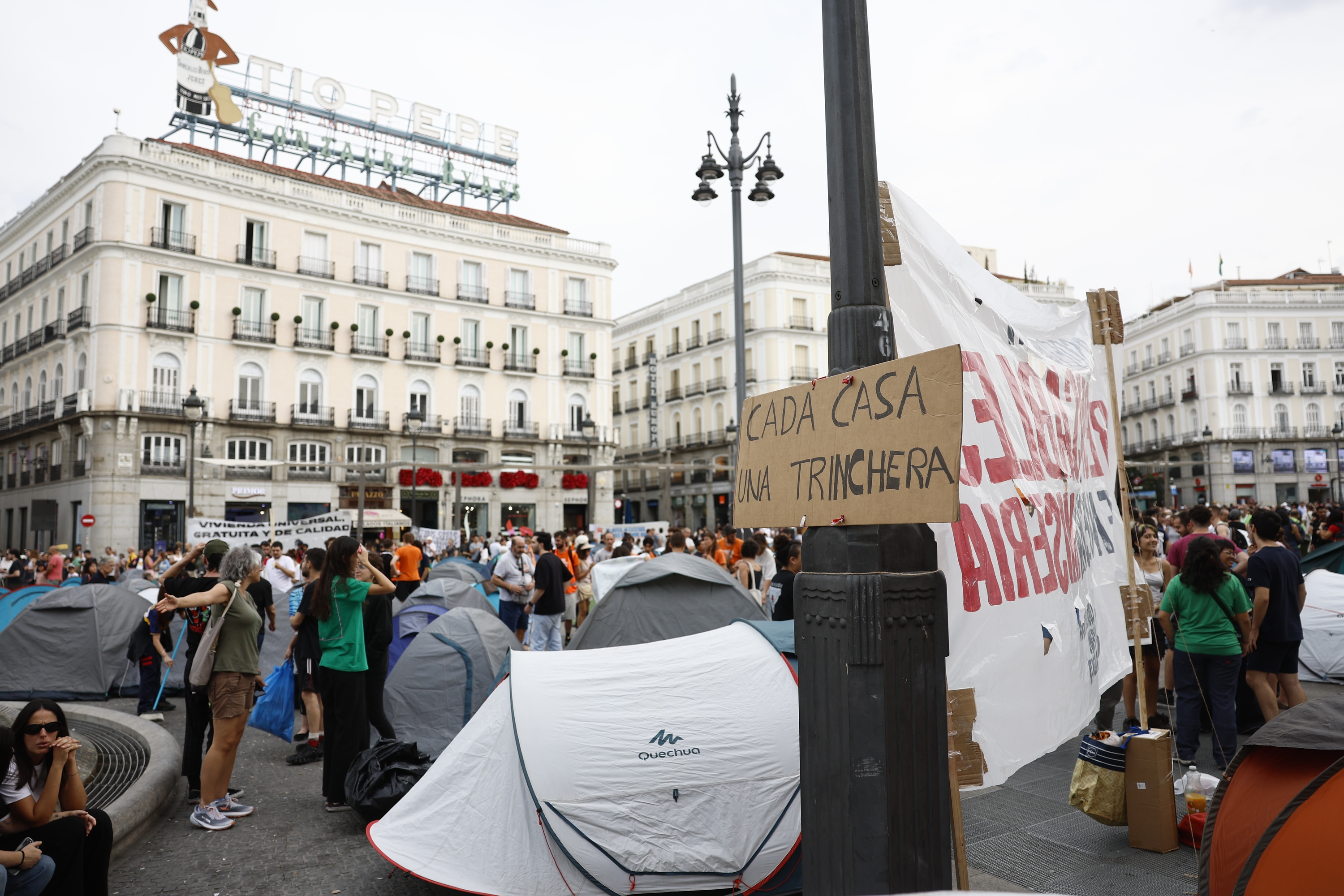 Etxebizitza eskubidearen aldeko kanpaldia, atzo, Madrilgo Sol plazan. RODRIGO JIMENEZ / EFE