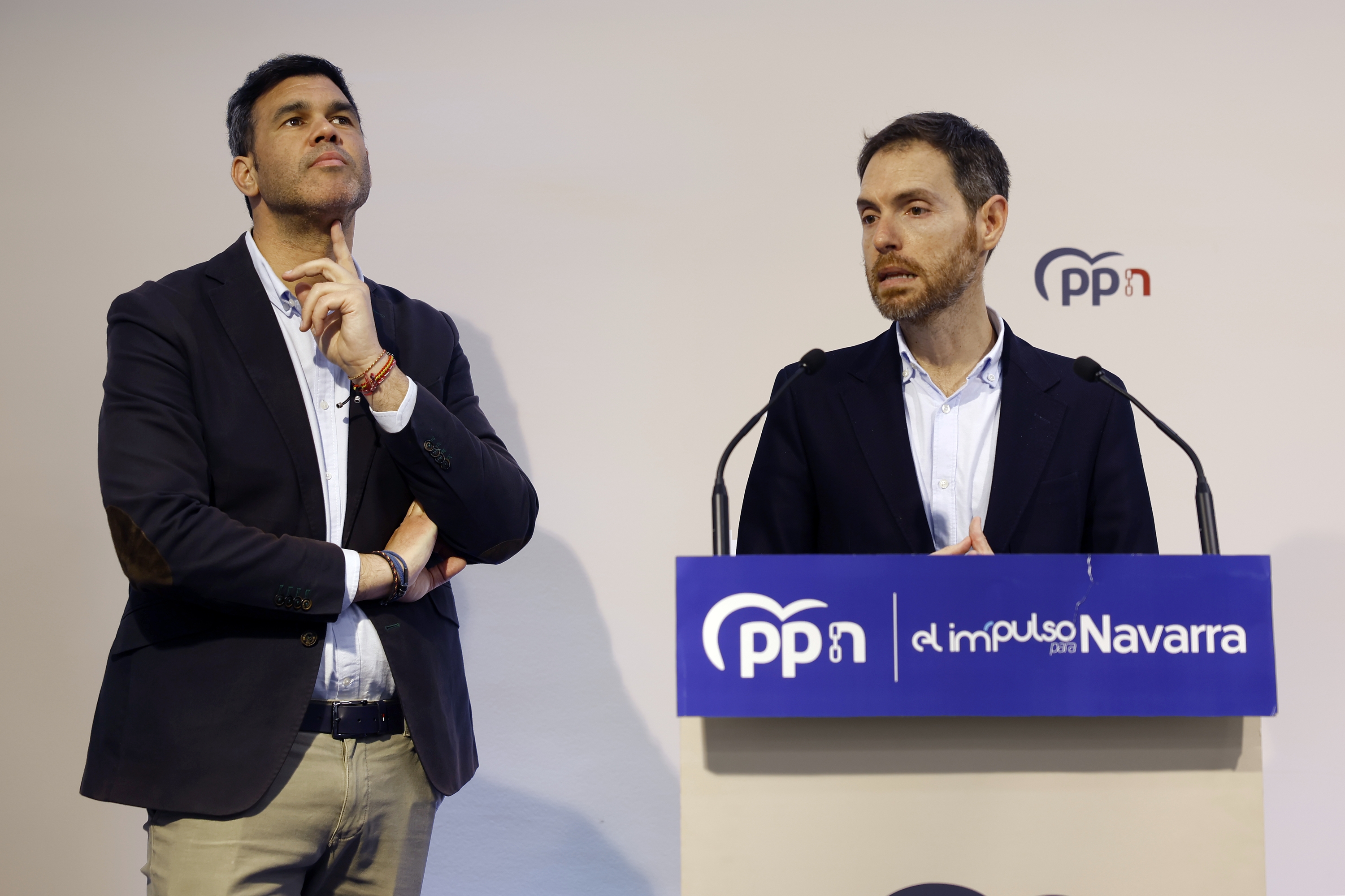 Sergio Sayas PPko batzorde kudeatzaileko burua eta Javier Garcia, PPko bozeramailea. JESUS DIGES / EFE Sergio Sayas PPko batzorde kudeatzaileko burua eta Javier Garcia, PPko bozeramailea. JESUS DIGES / EFE