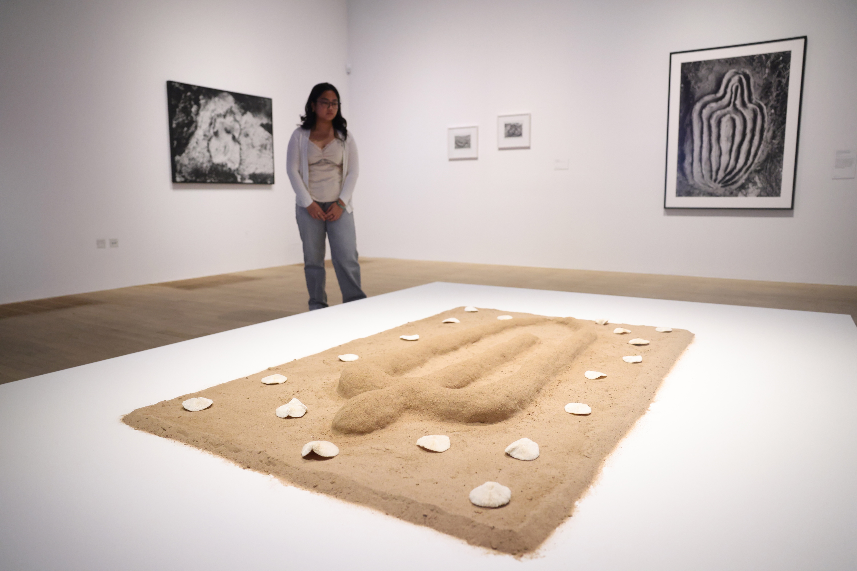 Tate Modern museoak, Londresen, Ana Mendieta artistari eskainitako erakusketako irudi bat. NEIL HALL / EFE