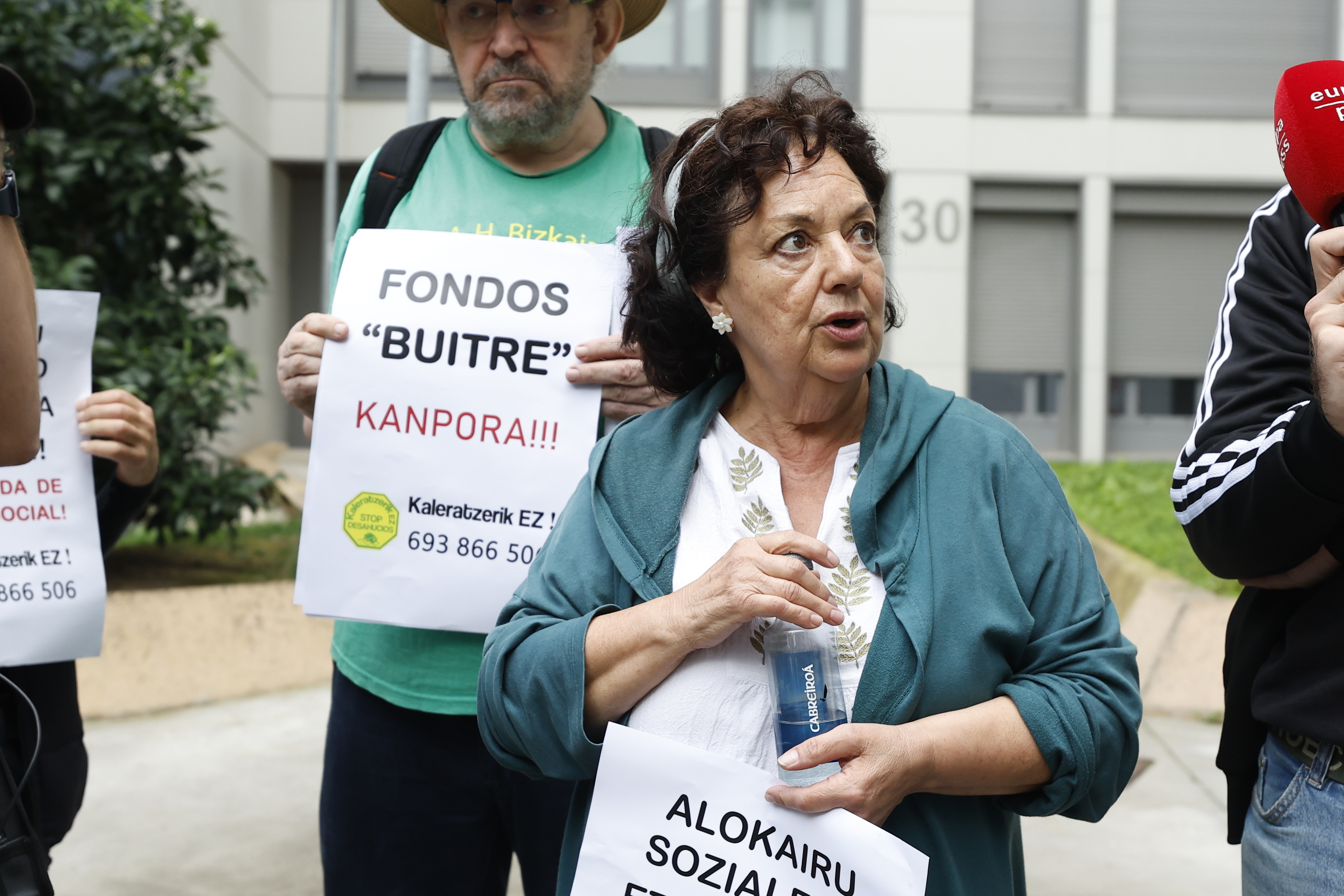 Etxegabetze arriskuan dagoen emakumeari babesa adierazteko elkarretaratzea egin dute gaur goizean Bilbon. MIGUEL TOÑA / EFE Etxegabetze arriskuan dagoen emakumeari babesa adierazteko elkarretaratzea egin dute gaur goizean Bilbon. MIGUEL TOÑA / EFE