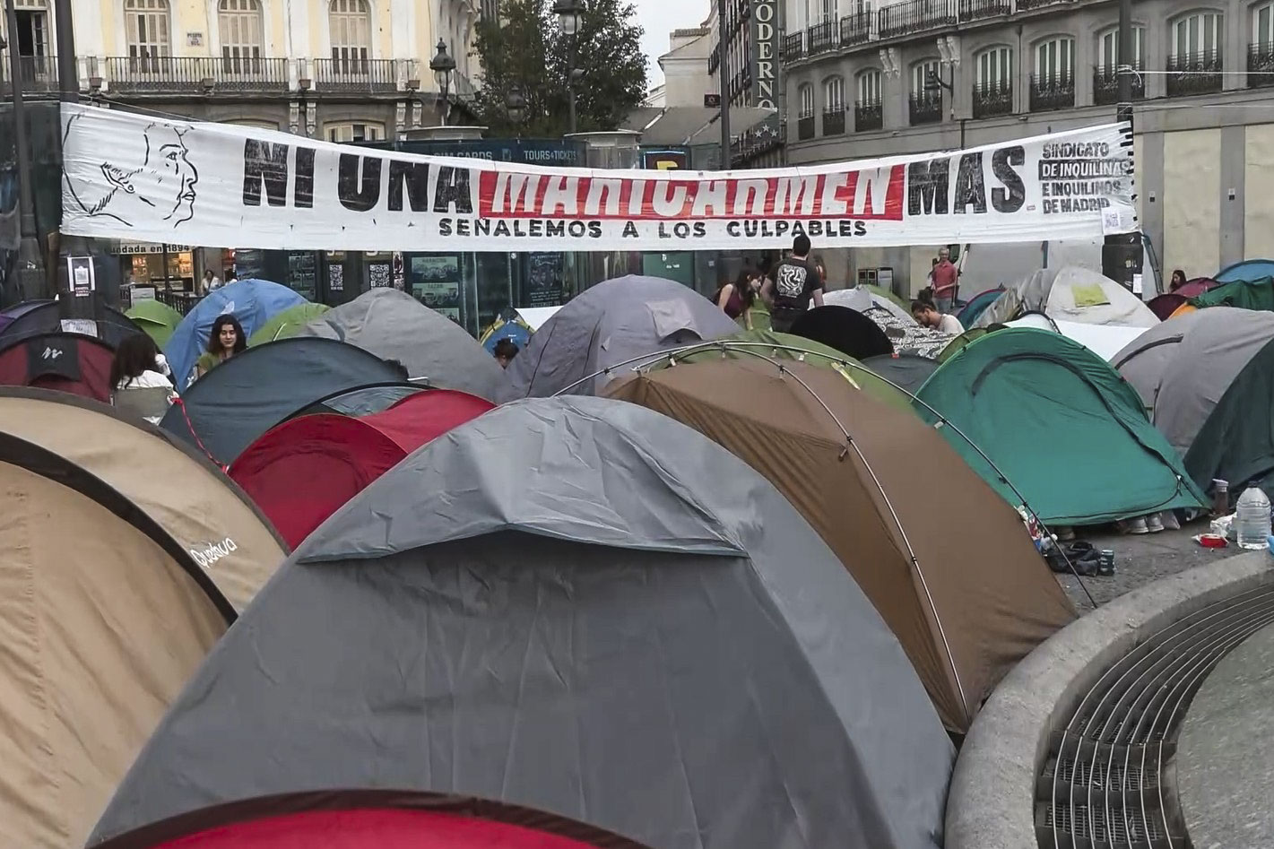 Etxebizitza eskubidearen aldeko kanpaldia, gaur, Madrilgo Puerta del Sol plazan. SANTIAGO CASTRO / EFE Etxebizitza eskubidearen aldeko kanpaldia, gaur, Madrilgo Puerta del Sol plazan. SANTIAGO CASTRO / EFE