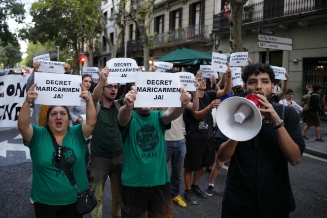 Bartzelonako Maizterren Sindikatuko kideak errepide bat mozten, gaur. ALEJANDRO GARCIA / EFE