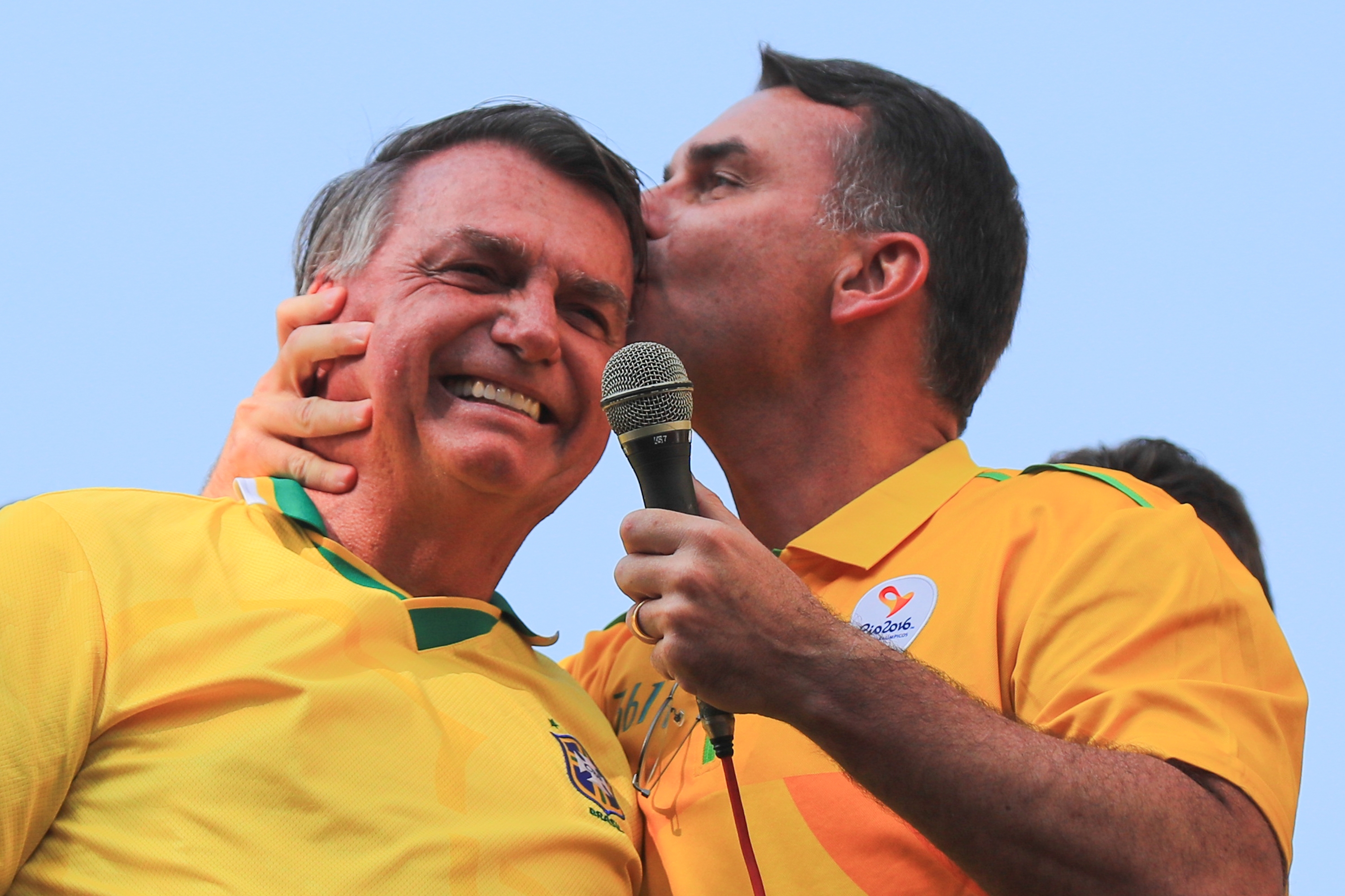 Flavio Bolsonaro, bere aita Jair Bolsonarori musu ematen, 2024ko uztailean. ANDRE COELHO / EFE