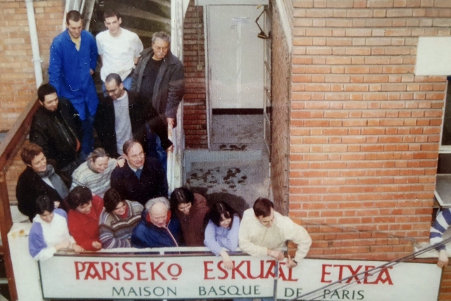 2003an Parisko euskal etxe berria inauguratu zuteneko irudi bat. ARLETTE OCAFRAINEK UTZITAKOA