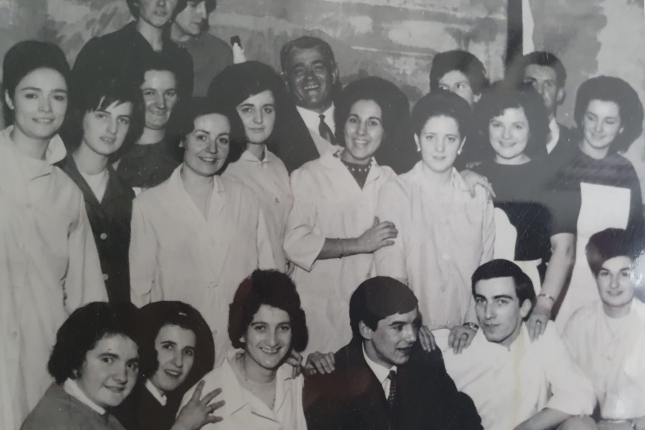 Euskal etxea sortzen lagundu zuten boluntarioak, 1964an. ARLETTE OCAFRAINEK UTZITAKOA