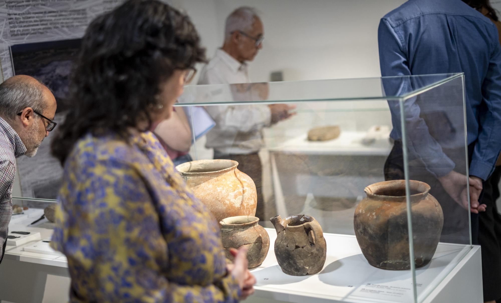 Zeramikazko ontzi sorta bat Bilboko Arkeologia Museoaren 'Herriak, mila urte lurrean' erakusketan, joan den asteazkenean. JAIZKI FONTANEDA / FOKU