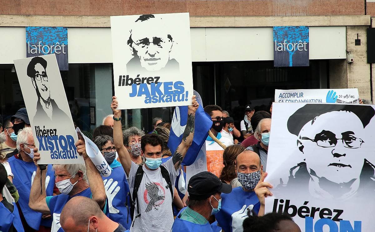 Esnal, Parot, eta Haranbururen argazkiak, bakegileen Baionako protestan. BOB EDME