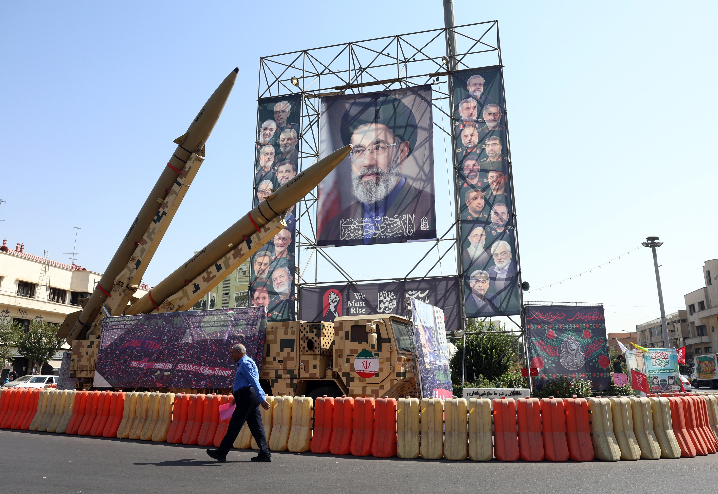 Mojtaba Khameneiren irudi bat, eta, ondoan, bi misil, atzo, Teheranen. ABEDIN TAHERKENAREH / EFE