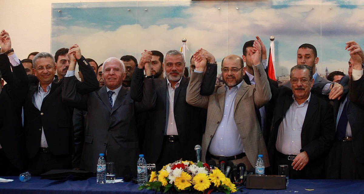 Hamaseko ordezkariek eta Al-Fatahekoak, 2014an, batasun nazionaleko gobernua eratzeko akordioa sinatu ostean. MAJDI FATHI