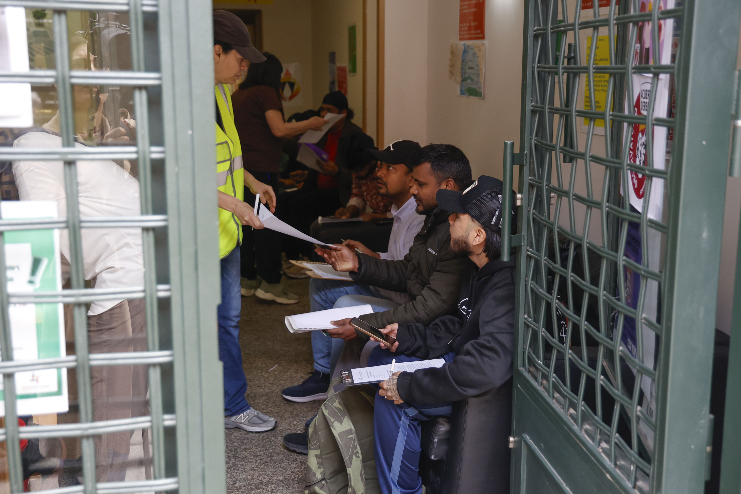 Migrante batzuk ezohiko erregularizazio prozesuko izapideak egiten, artxiboko irudi batean. MARIA AGUILELLA PARDO / EFE