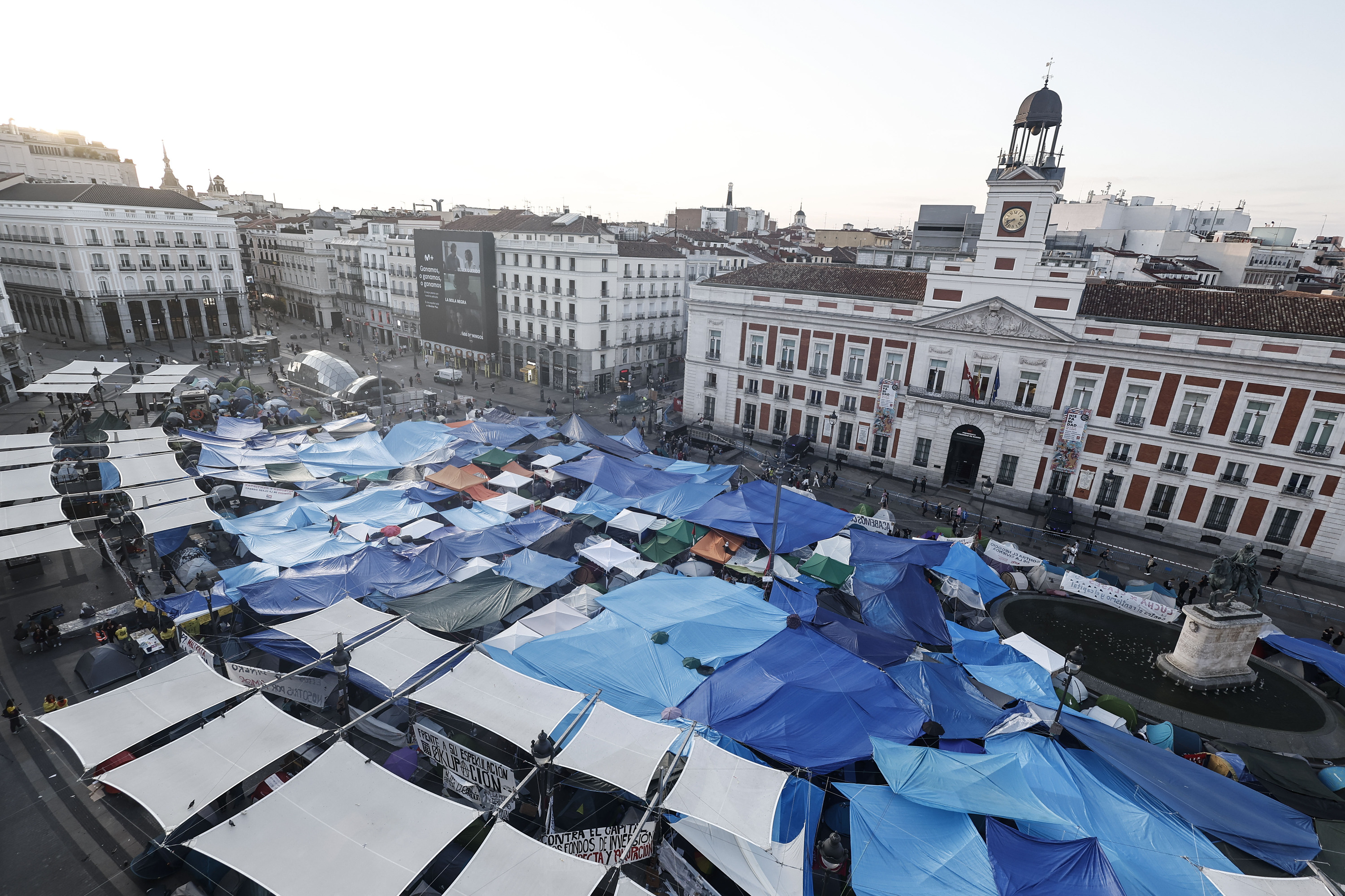 Etxebizitza eskubidearen aldeko kanpaldia Madrilgo Sol plazan, gaur goizean. SERGIO PEREZ / EFE