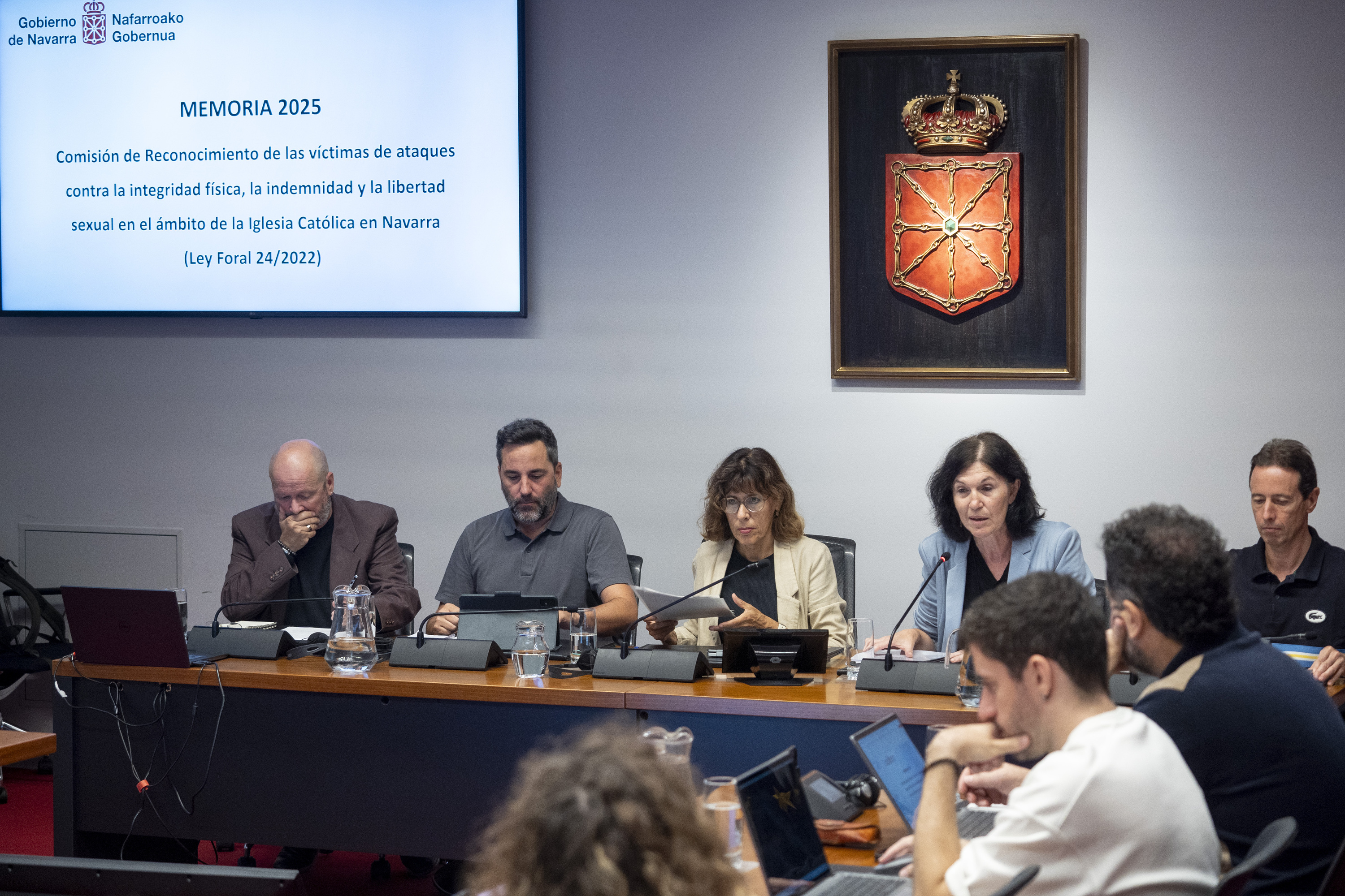 Sexu abusuen biktimen erreparaziorako batzordeko kideak, gaur, Nafarroako Parlamentuan. IÑIGO URIZ / FOKU