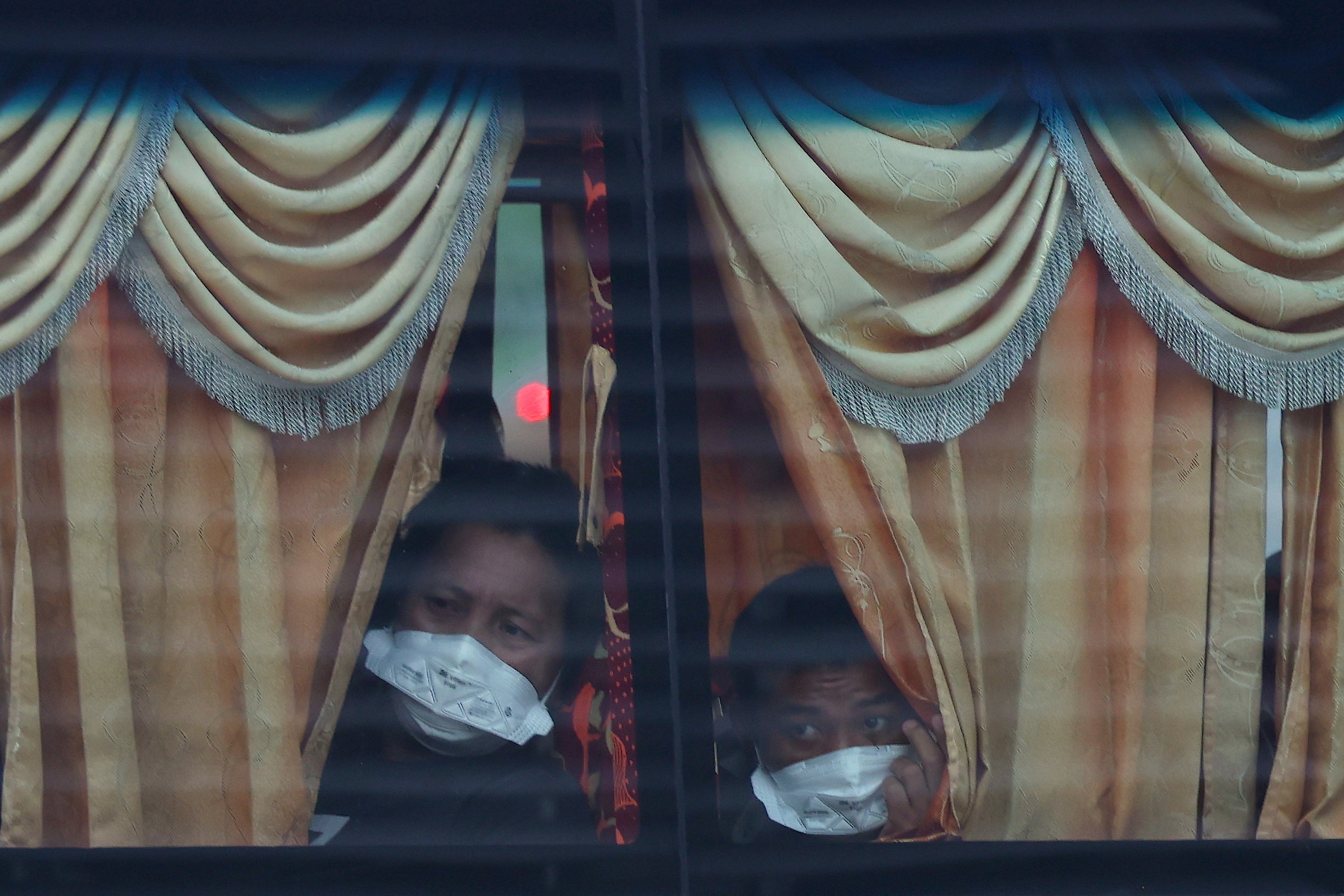 Bi errefuxiatu rohingya gaur Malaysian, ontzi batera igotzeko pronto.FAZRY ISMAIL / EFE