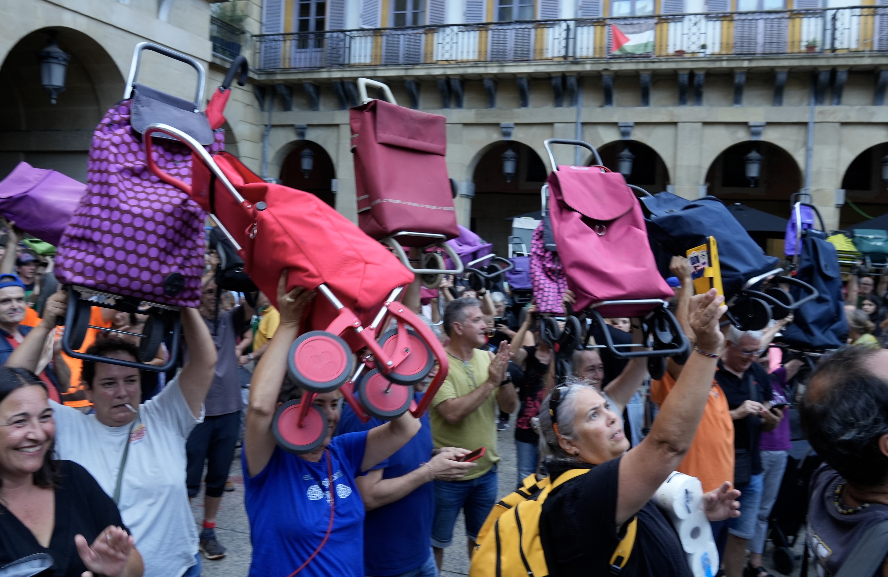 Donostiako Udalaren eta Udaltzaingoaren jarrera salatzeko elkarretaratzea, abuztuan, Plaza Berrian. ANDONI CANELLADA / FOKU