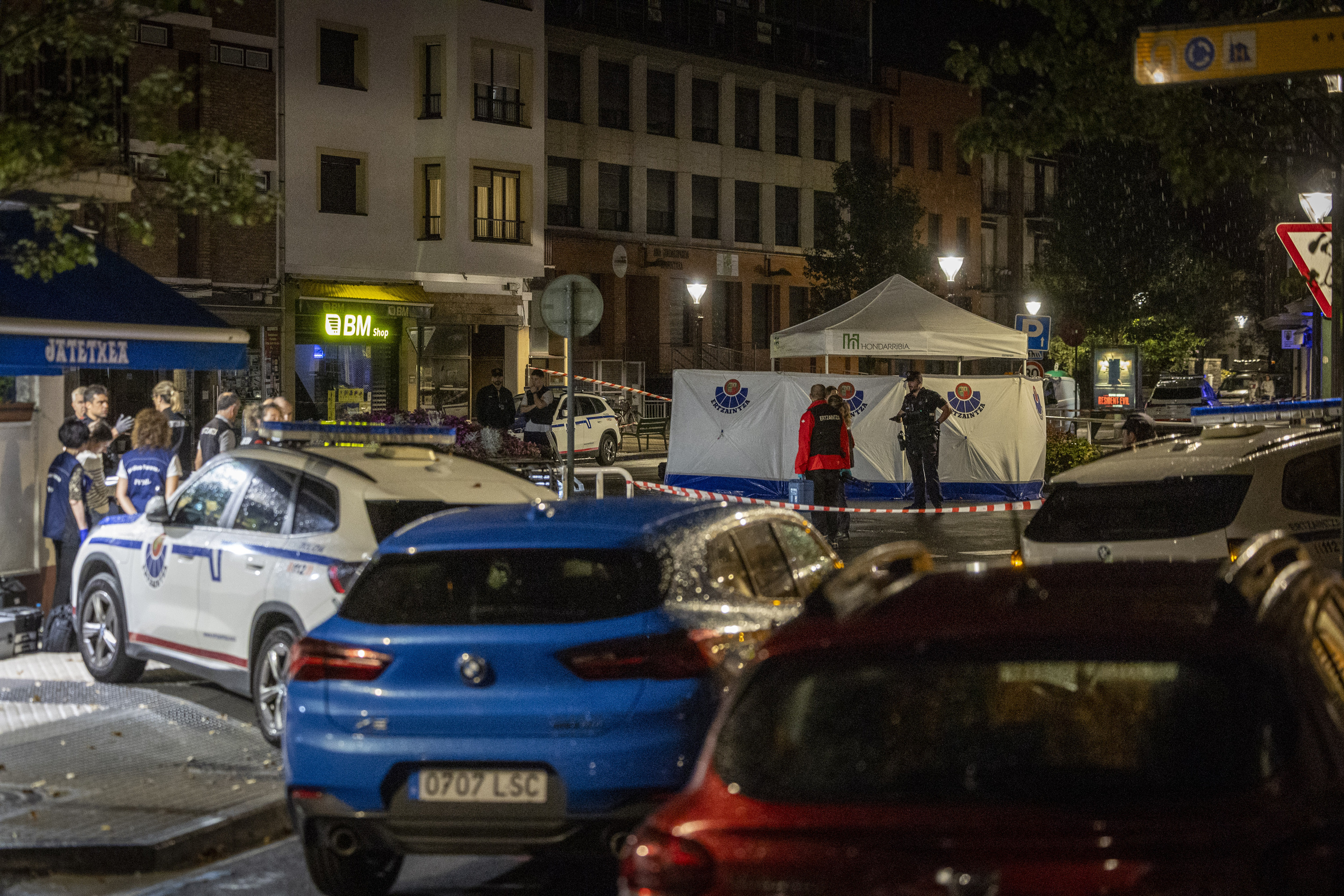 Udaltzain batek gizona hildako lekua, atzo iluntzean, Hondarribian. JAVIER ETXEZARRETA / EFE