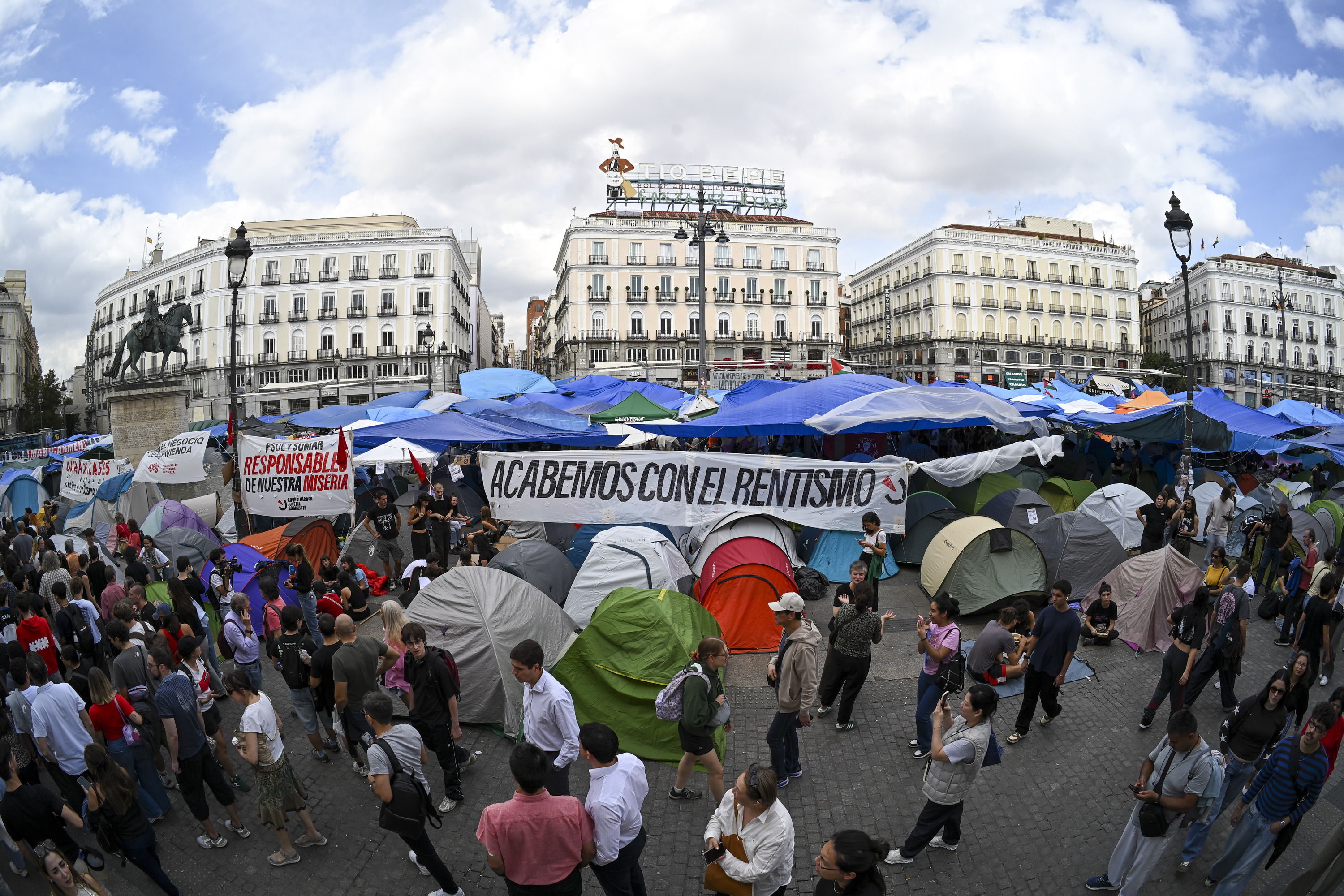Etxebizitza eskubidearen aldeko kanpaldia, gaur, Madrilgo Sol plazan. FERNANDO VILLAR / EFE