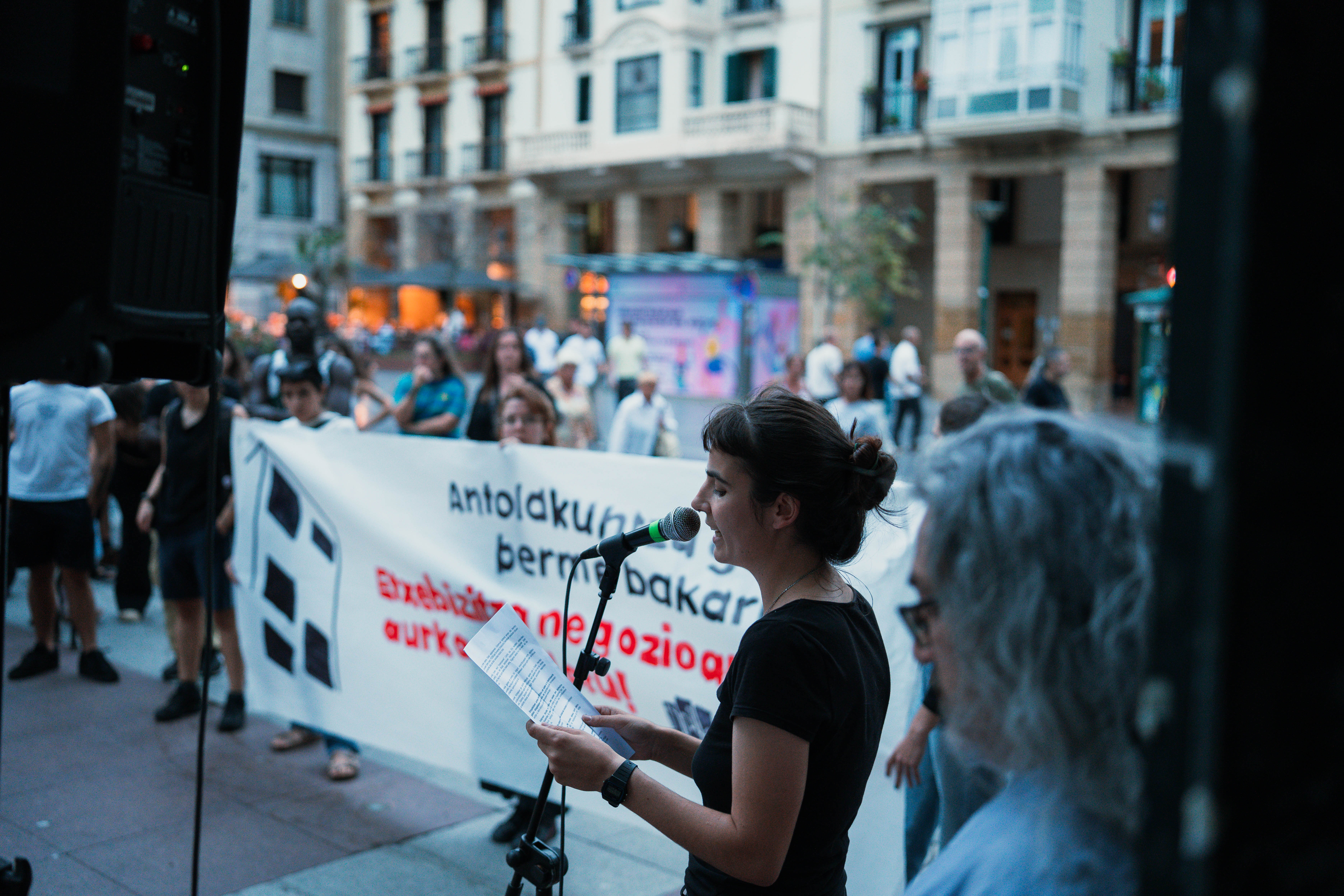 Etxebizitza Sindikatuen Sarearen protesta, atzo, Donostian. ARATZ GARTZIA