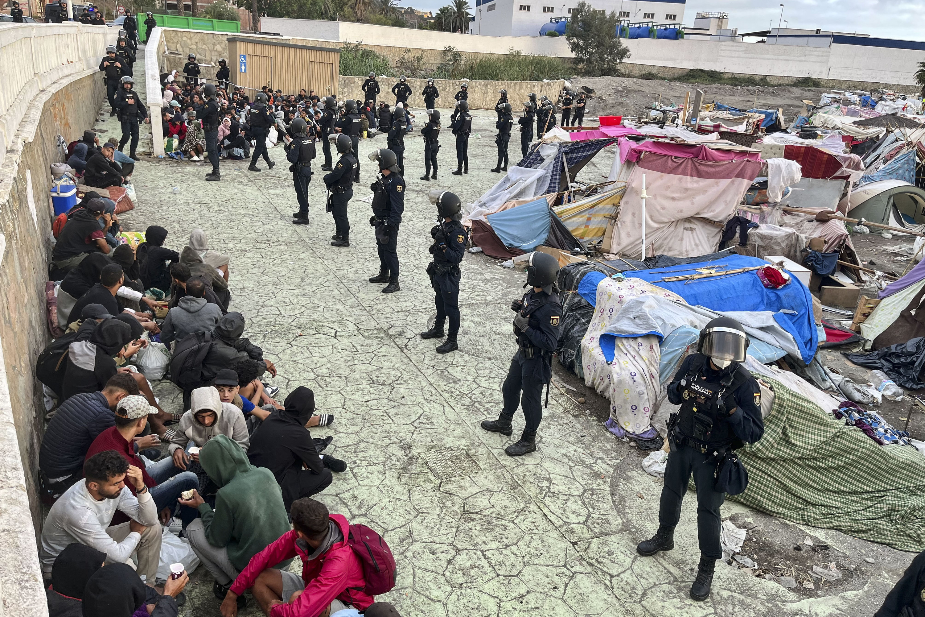 Espainiako Polizia Benitez hondartzan zeuden migranteak kanporatzen, atzo. REDUAN / EFE