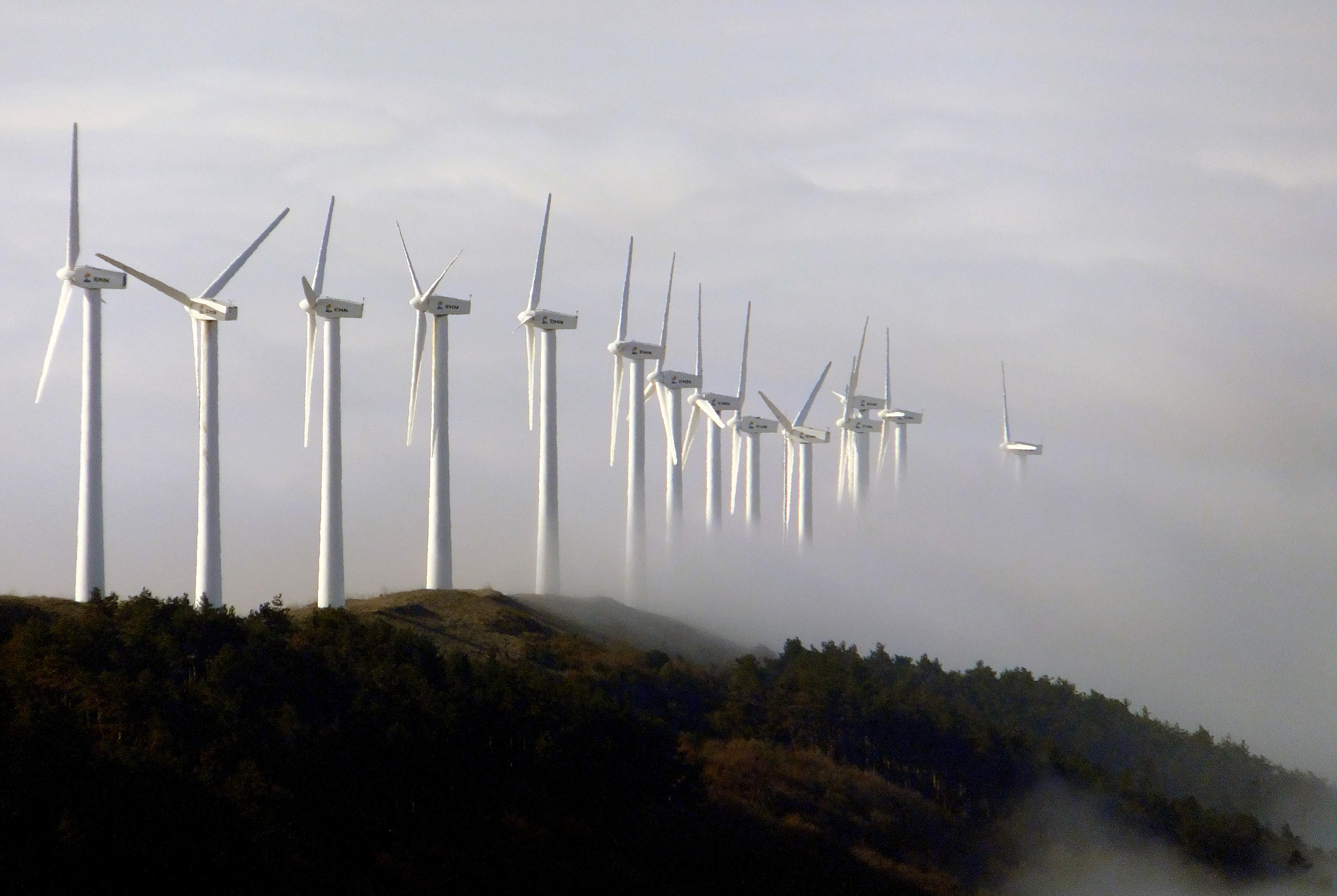 (ID_13910727) Behelainoa Erreniegako mendilerroan eta parke eolikoan. Erreniega parke eolikoa da Nafarroako zaharrena, aintzindaria sektorean.