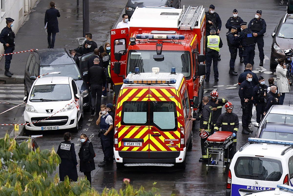 Polizia eta shiltzaileak Parisko erasoa gertatu den tokian, 'Charlie Hebdo' aldizkariaren bulegoak zeuden eraikinaren ondoan. IAN LANGSDON, EFE
