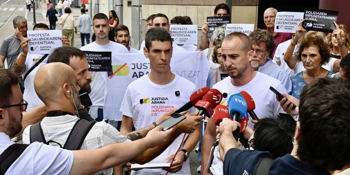 Iker Arana eta Justizia Aranarentzat plataformako kideak. MIKEL MARTINEZ DE TRESPUENTES / FOKU