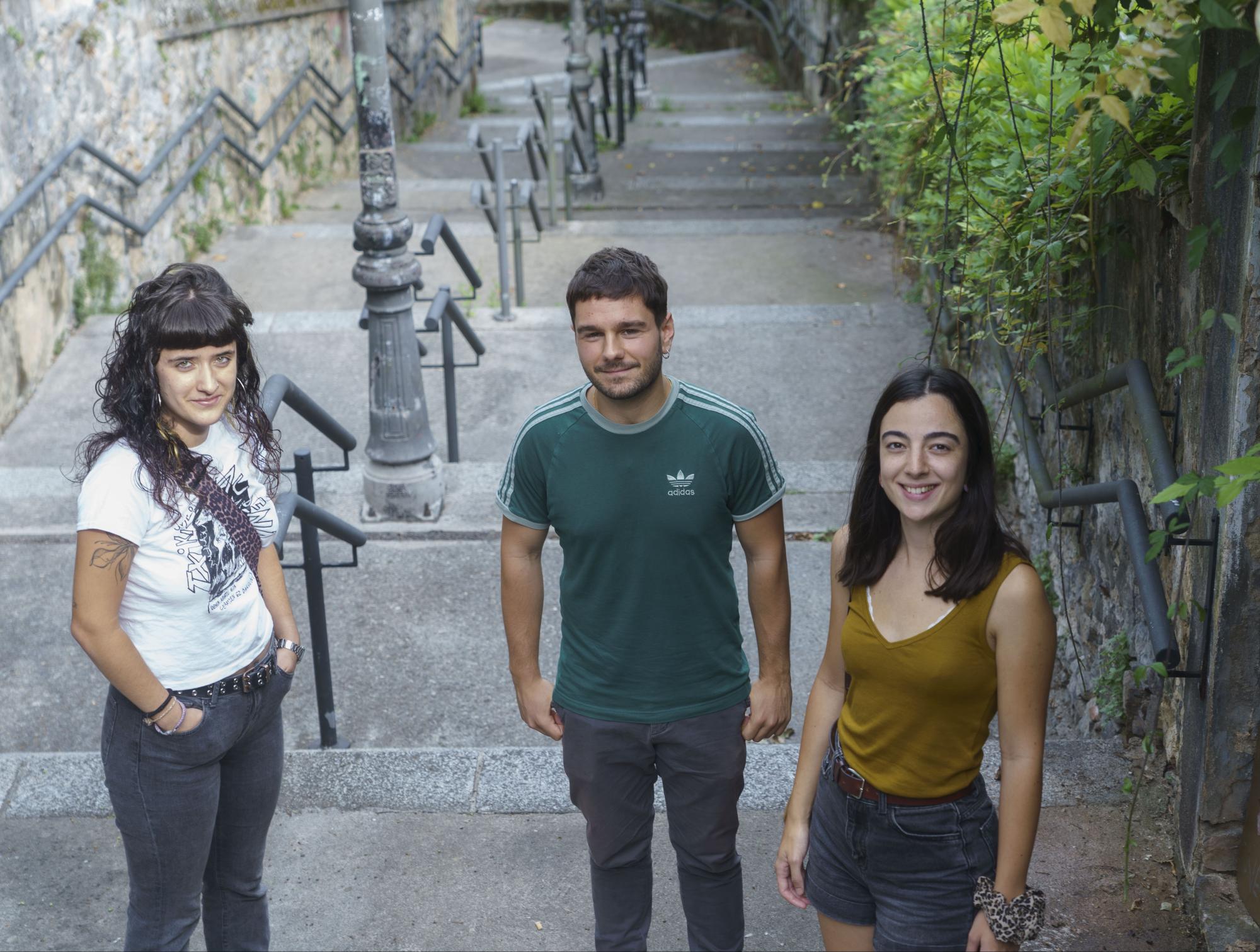 Naia Barrenetxea, Ganix Urdangarin eta Ainara Isasti, Burrunba taldeko kideak. JON URBE / FOKU