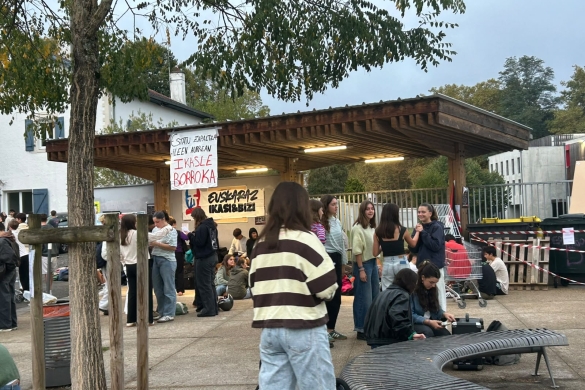 Ikasleak lizeoak blokeatzen. BERRIA Ikasleak lizeoak blokeatzen. BERRIA
