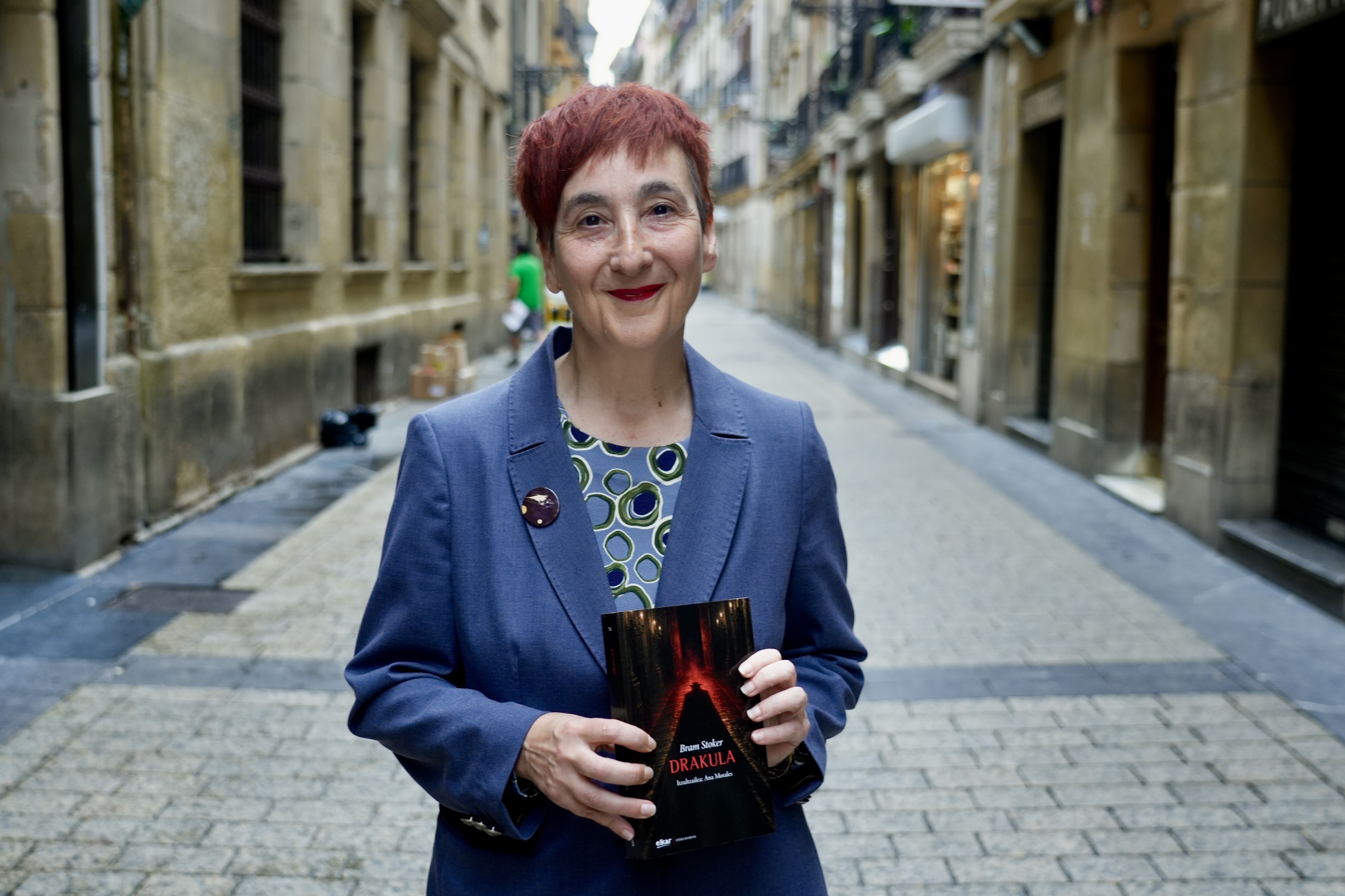 Ana Morales 'Drakula' liburuaren euskarazko bertsioaren aurkezpenean, gaur. ANDONI CANELLADA / FOKU 