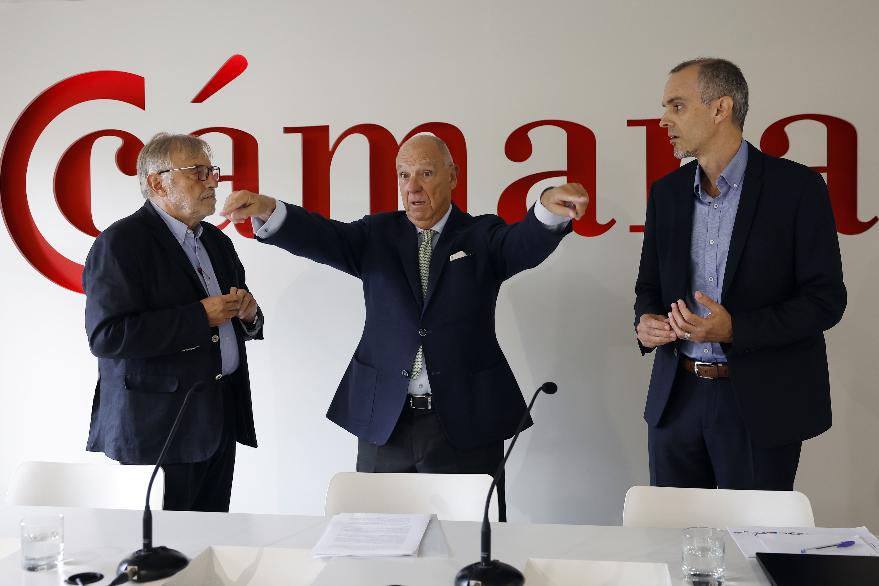 Javier Taberna, erdian, gaurko aurkezpenean. JESUS DIGES / EFE