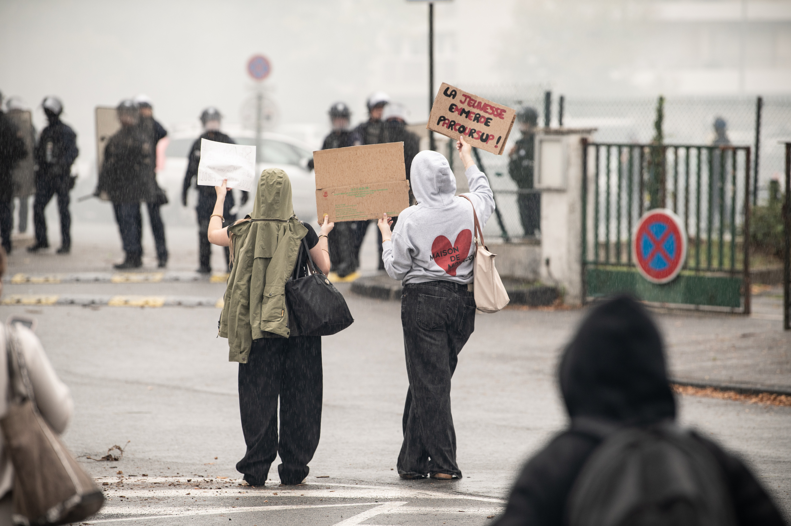 Baionako Lauga lizeoko bi ikasle, poliziaren aurrean