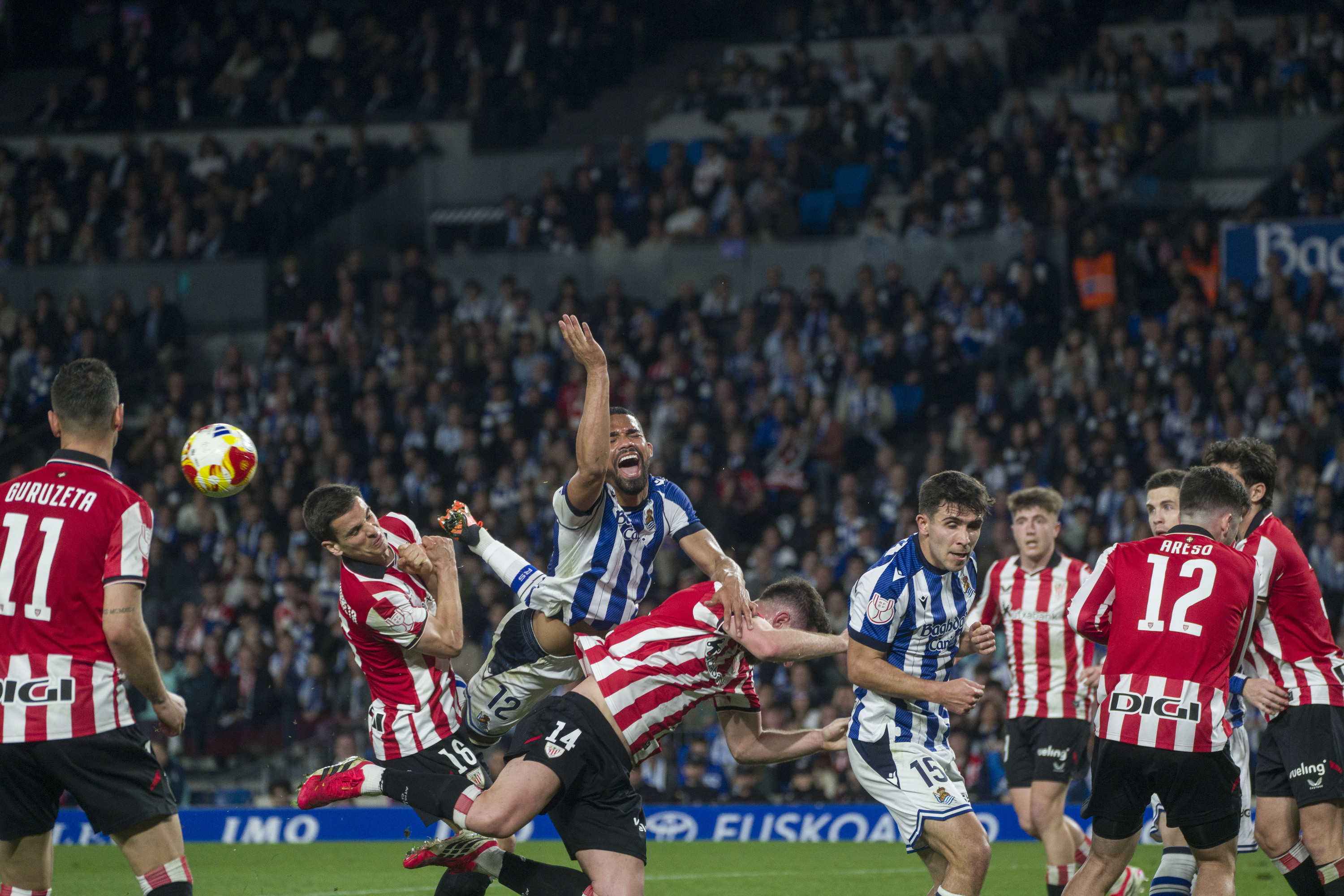 Realeko eta Athleticeko jokalariak lehian, Anoetan jokatutako azken neurketan. JON URBE / FOKU
