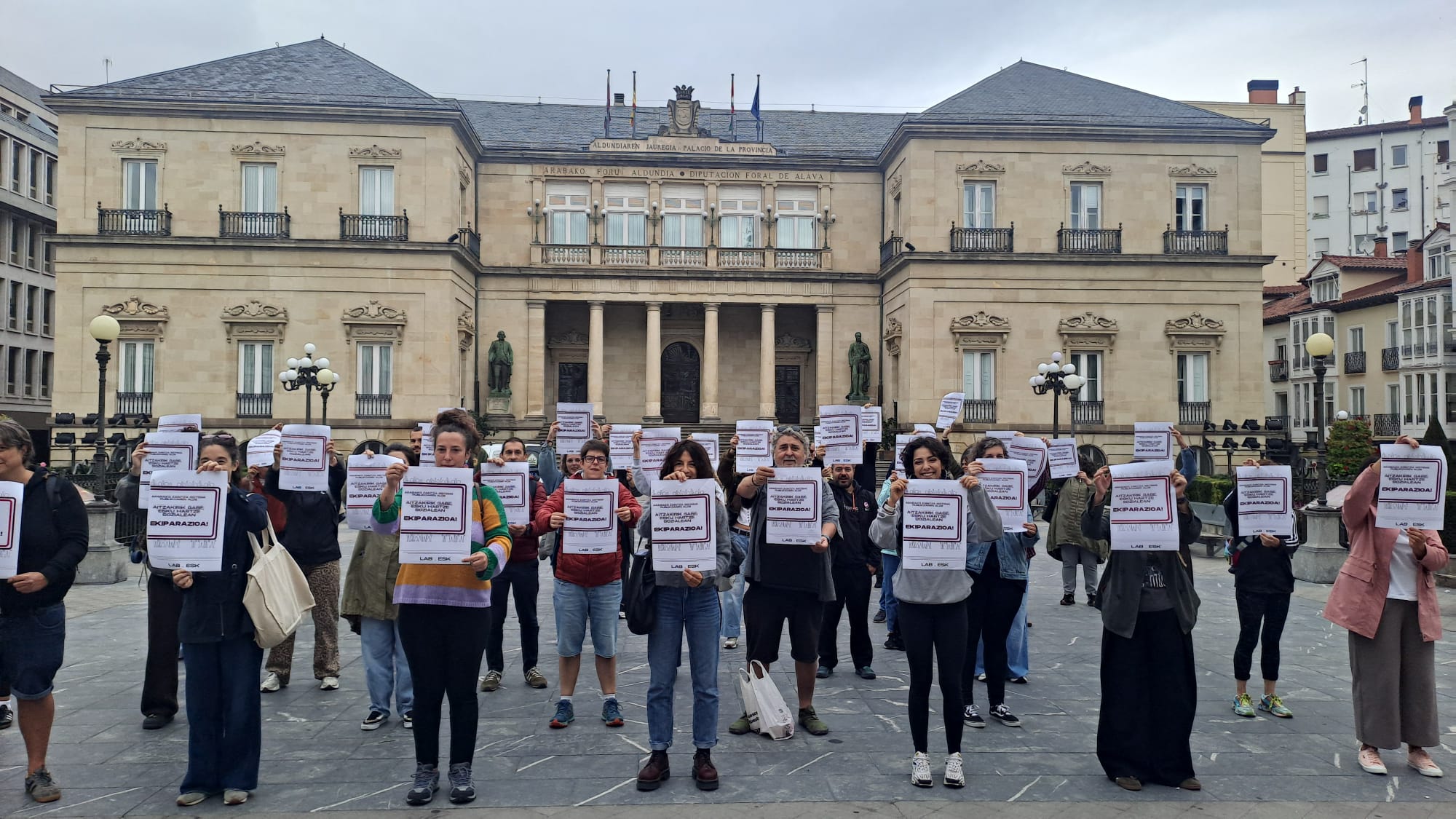 LABek eta ESKk aldundiaren aurrean antolaturiko protesta, akordioaren sinatzea gaitzesteko. LAB