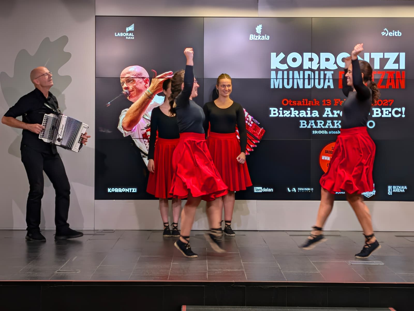 Korrontziko Agus Barandiaran eta Aguraingo Dardara dantza taldea, gaur, Bilbon. BIZKAIKO FORU ALDUNDIA