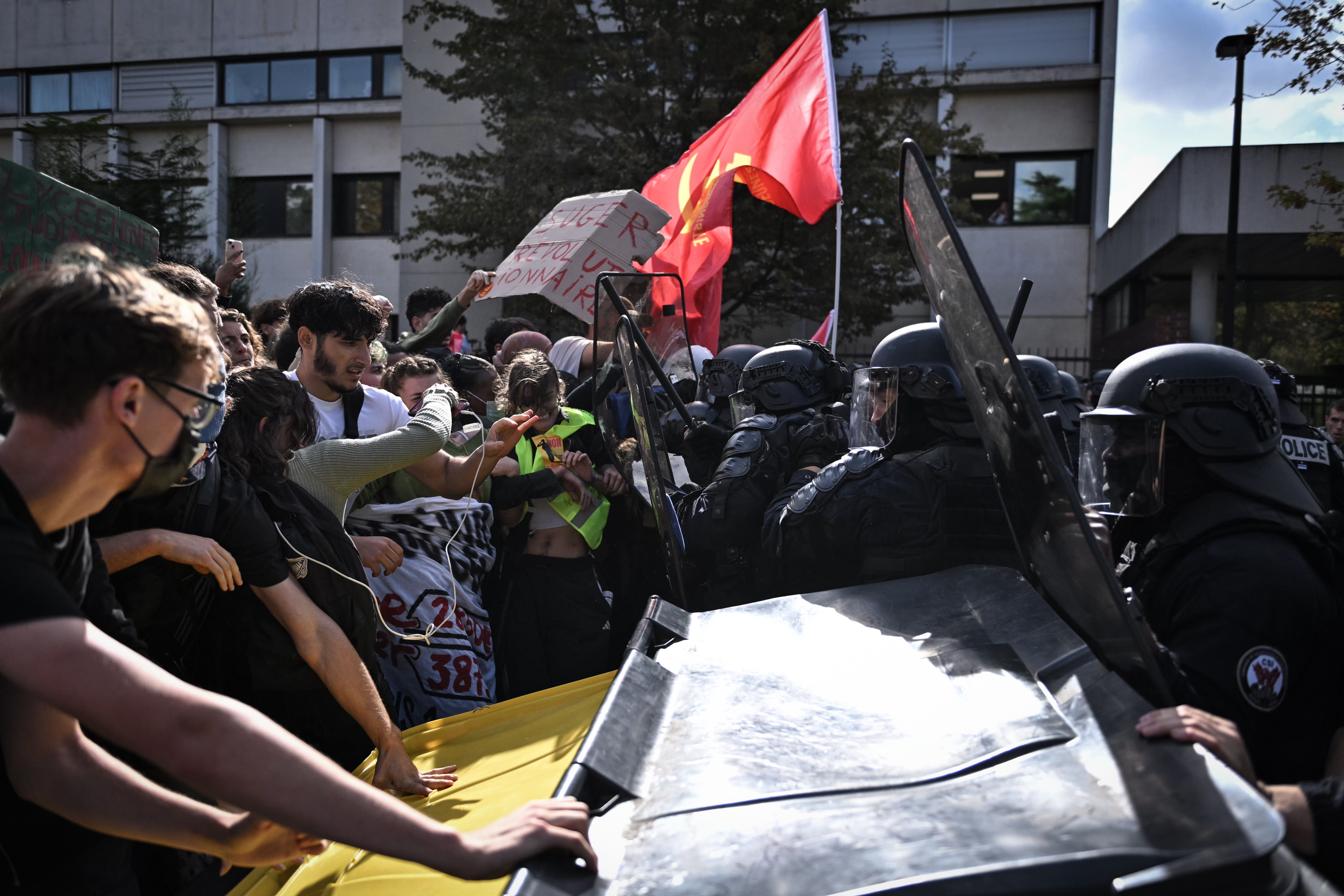 Ikasle protesta bat, gaur, Parisen.  FIRAS ABDULLAH / EFE