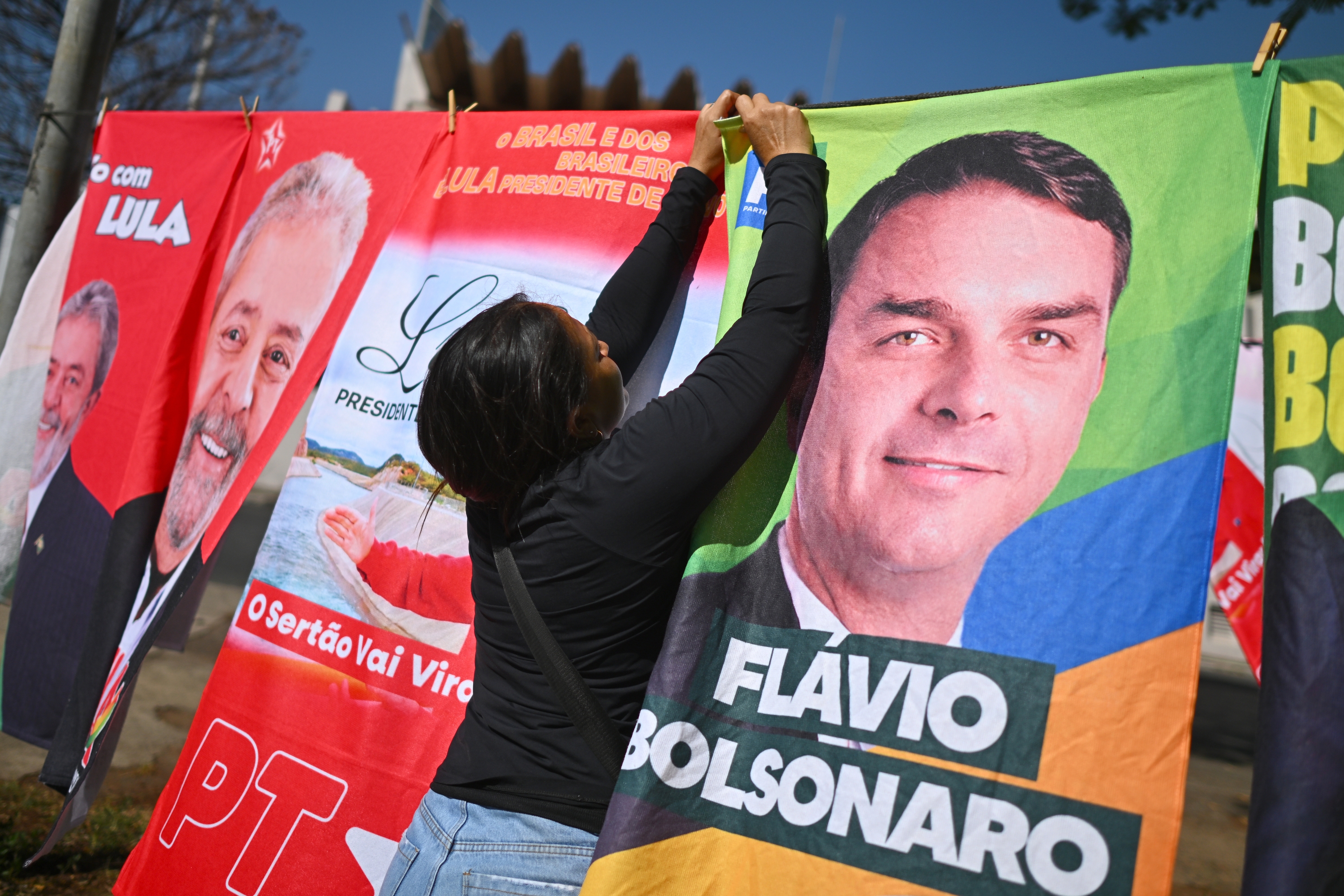 Polarizazioa. Lularen eta Flavio Bolsonaroren afixak, astelehenean, Brasilian. ANDRE BORGES / EFE