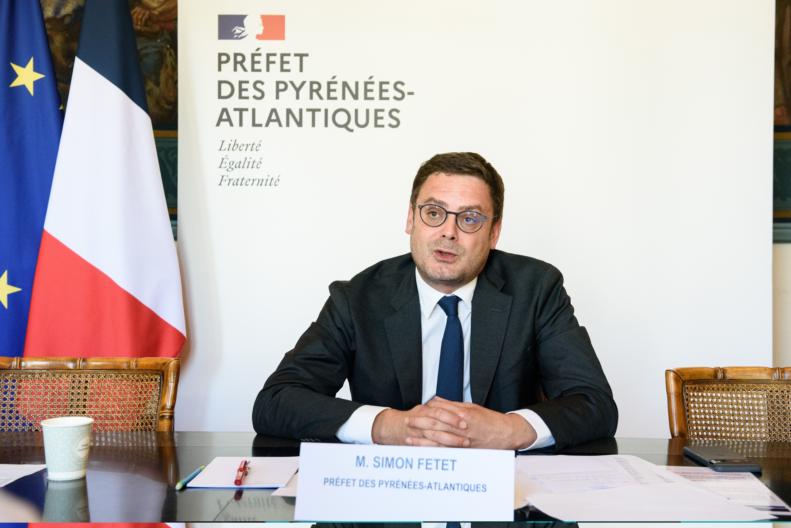 Simon Fetet, agorrilean, Pauen, kargua hartu ondoren eman zuen lehen prentsaurrekoan. GUILLAUME FAUVEAU