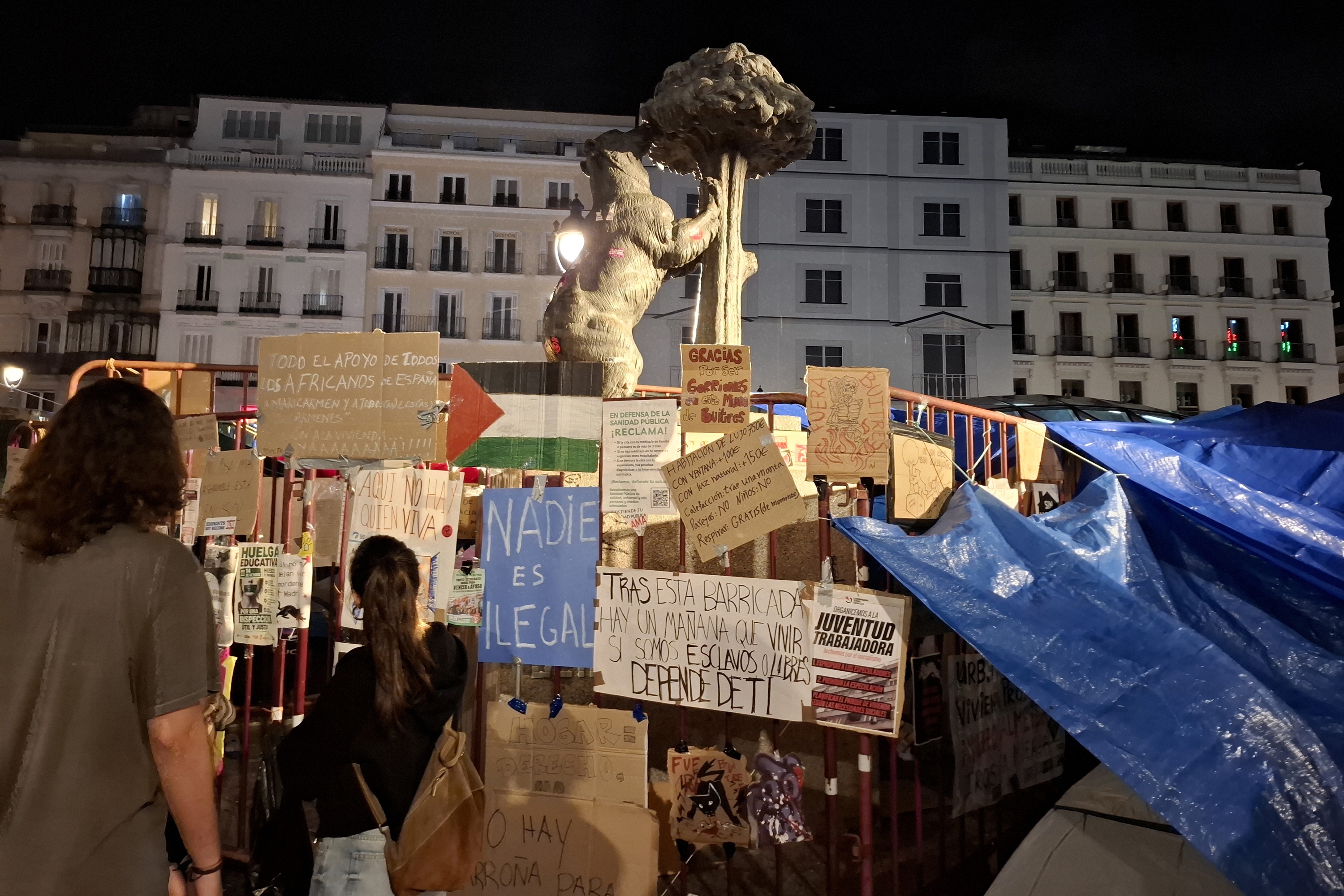 Etxebizitza eskubidearen aldeko Madrilgo kanpaldia, atzo iluntzean. CARLOS MARTIN MARTIN / EFE