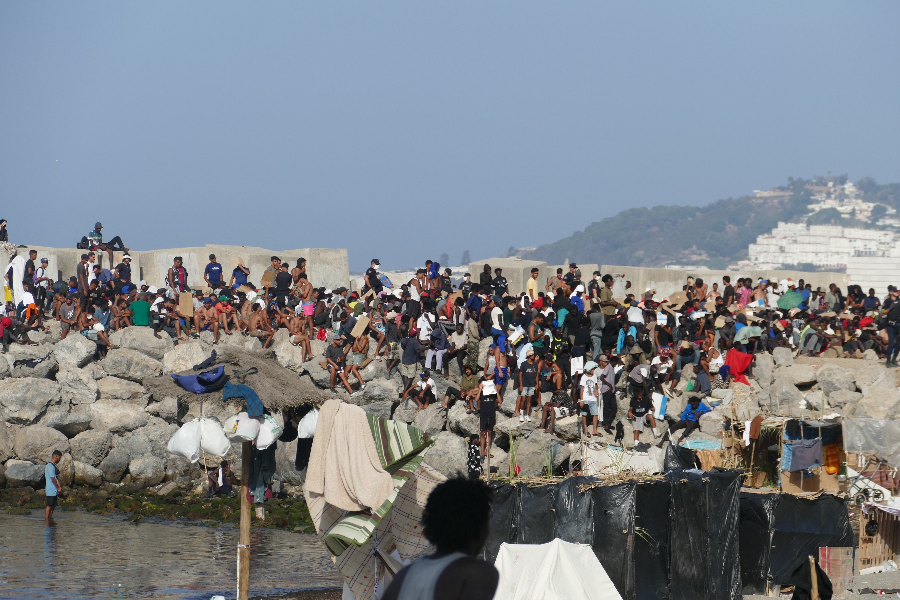 Migratzaile ugari Ceutako El Trampolin hondartzan, abuztuan. AITOR GARMENDIA ETXEBERRIA