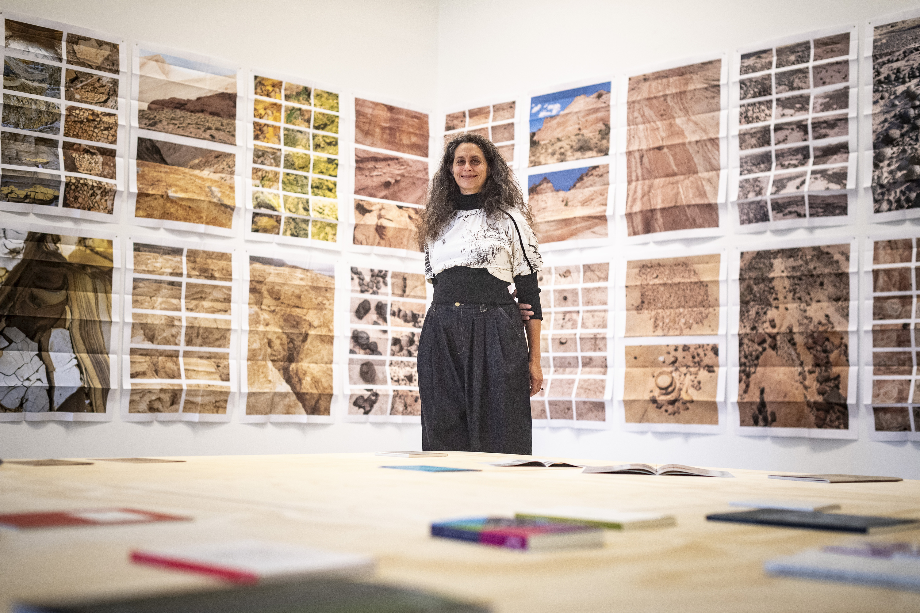 Irene Kopelman artista bere obretako batzuekin, Artiumen. JAIZKI FONTANEDA / FOKU