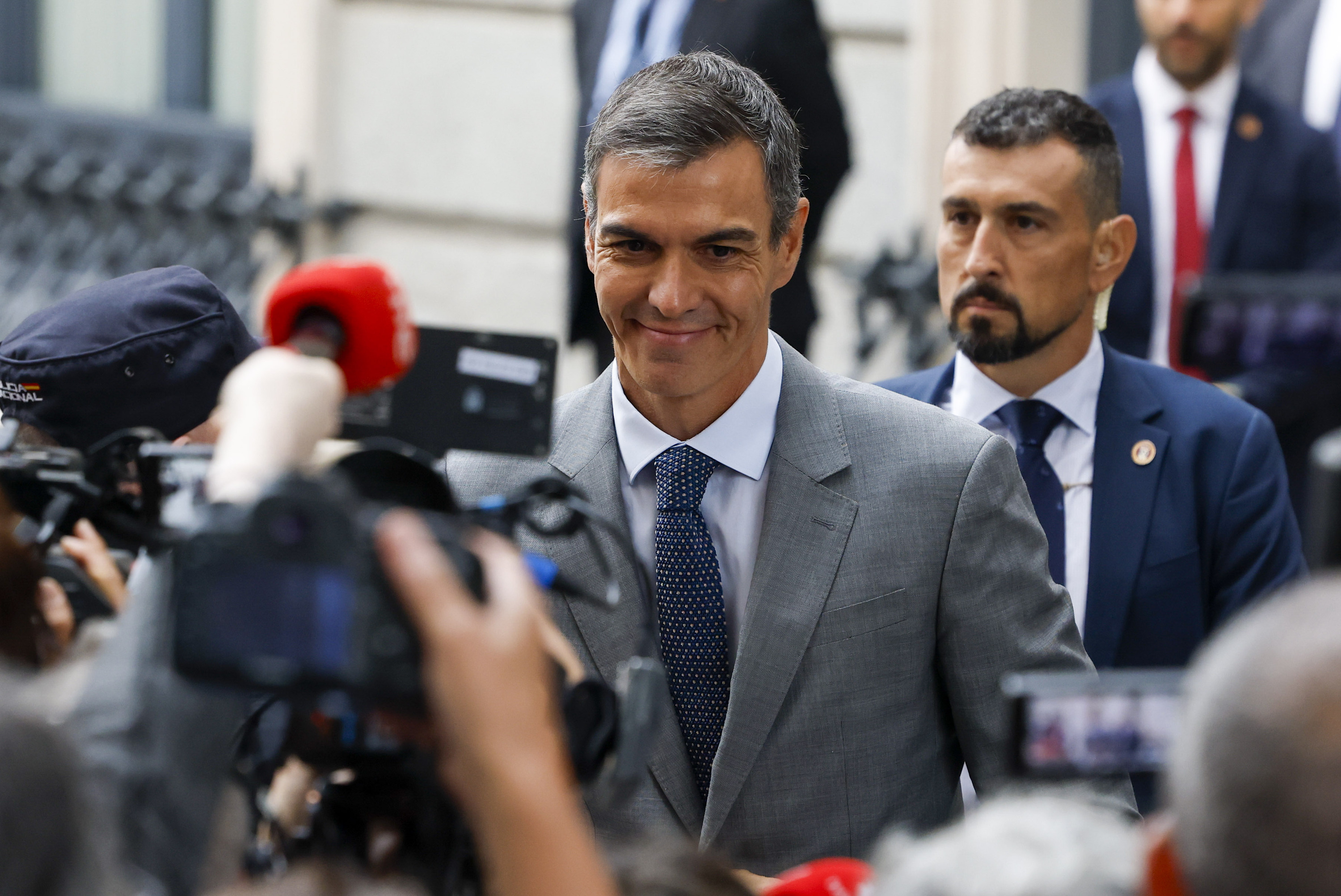 Pedro Sanchez Espainiako presidentea Diputatuen Kongresura iristen ari den unean. J. J. GUILLEN / EFE