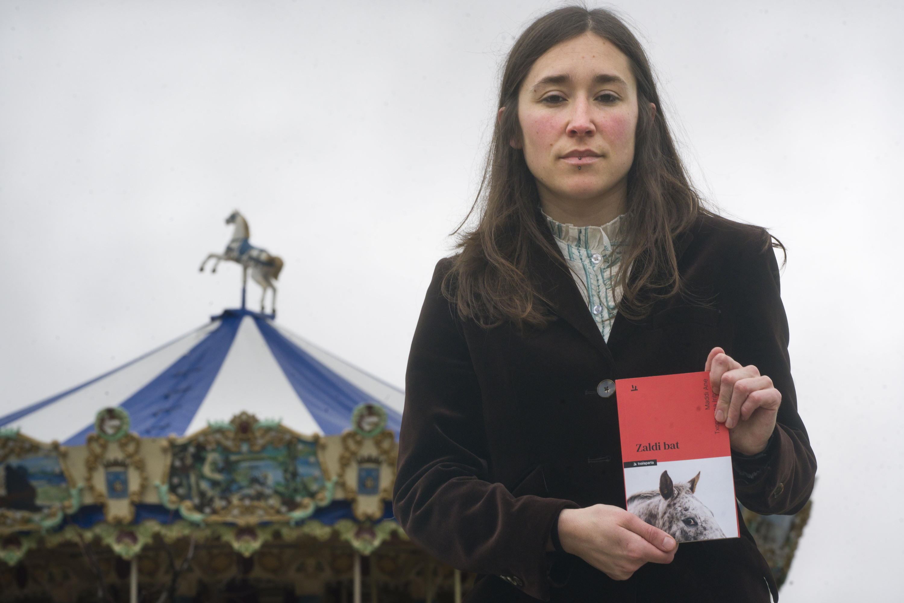 Maddi Ane Txoperena 'Zaldi bat' liburua eskuetan duela, martxoan. JON URBE / FOKU