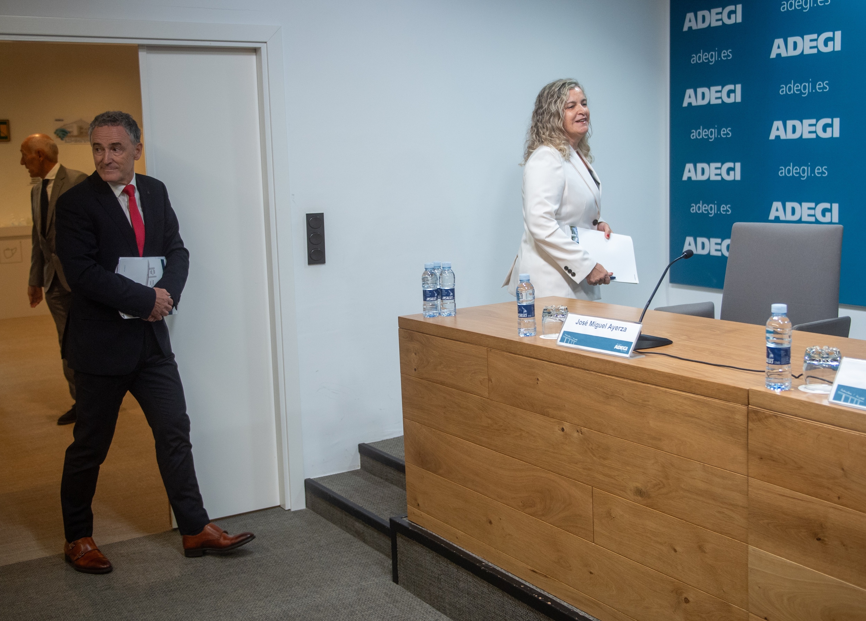 Jose Miguel Aierza Adegiko zuzendari nagusia eta Isabel Busto presidentea, Donostian gaur egindako agerraldian. GORKA RUBIO / FOKU
