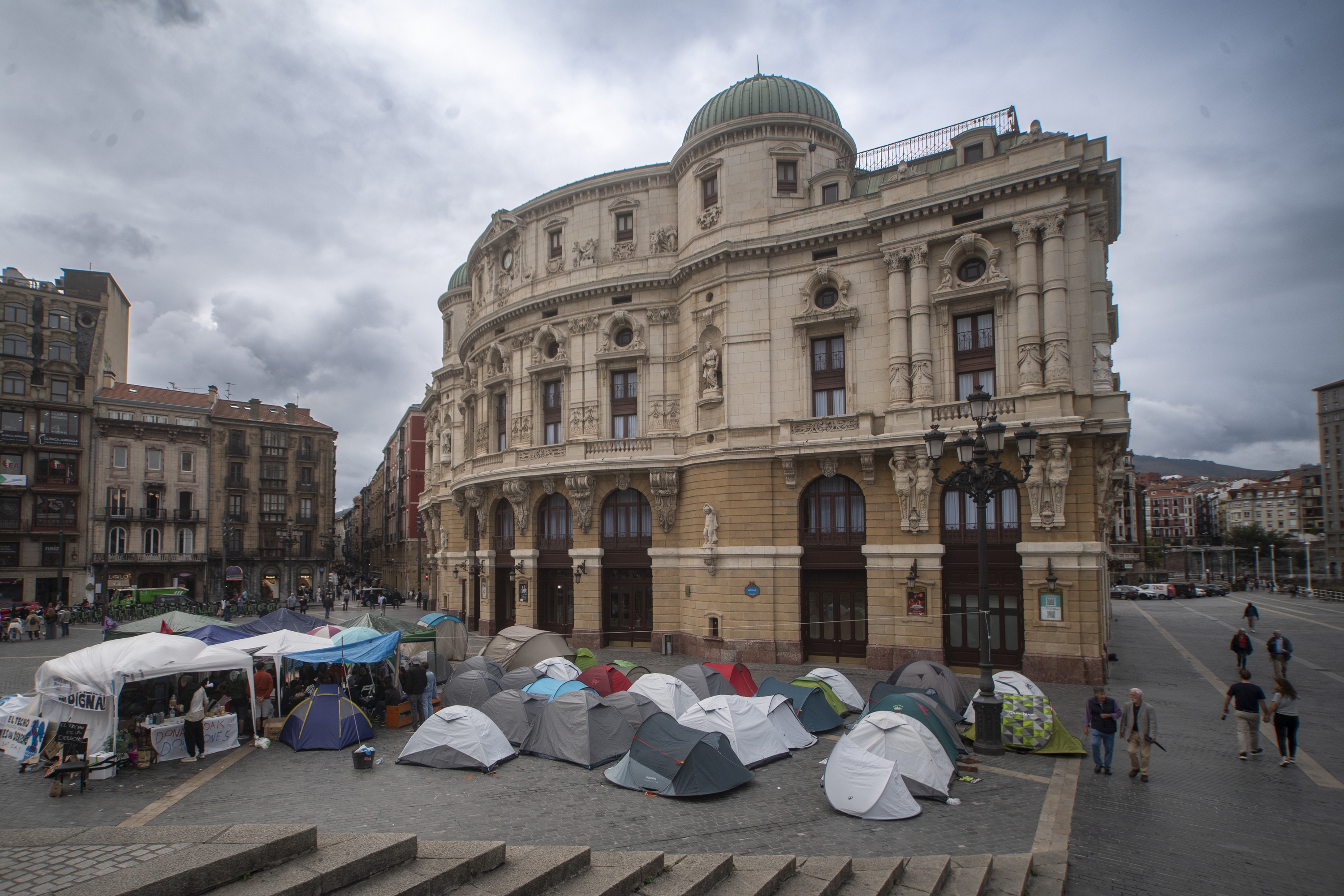Bilboko kanpaldia, Arriaga antzokiaren aurrean, atzo. GORKA RUBIO / FOKU
