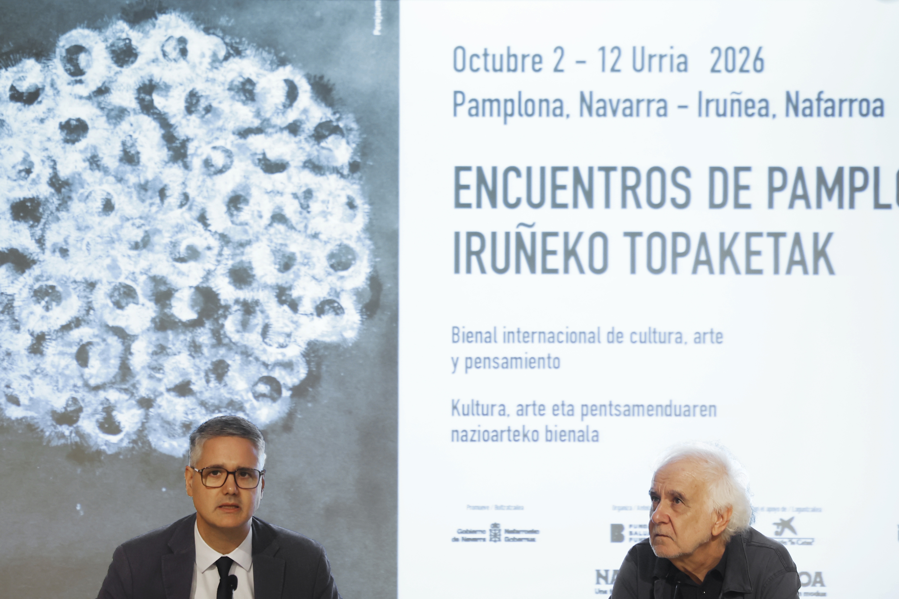 Iñaki Apeztegia eta Ramon Andres, gaur, Iruñeko Topaketen inaugurazio agerraldian. JESUS DIGES / EFE