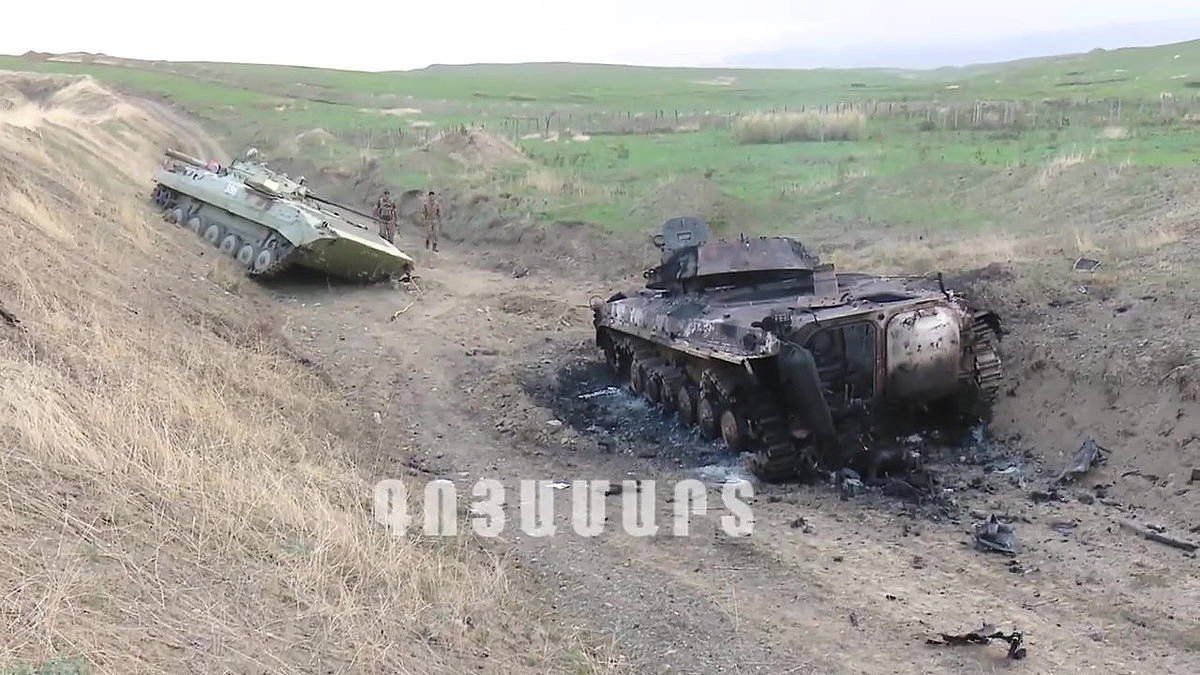 Karabakh Garaiko miliziaren tanke bat suntsiuta, mugan. EFE