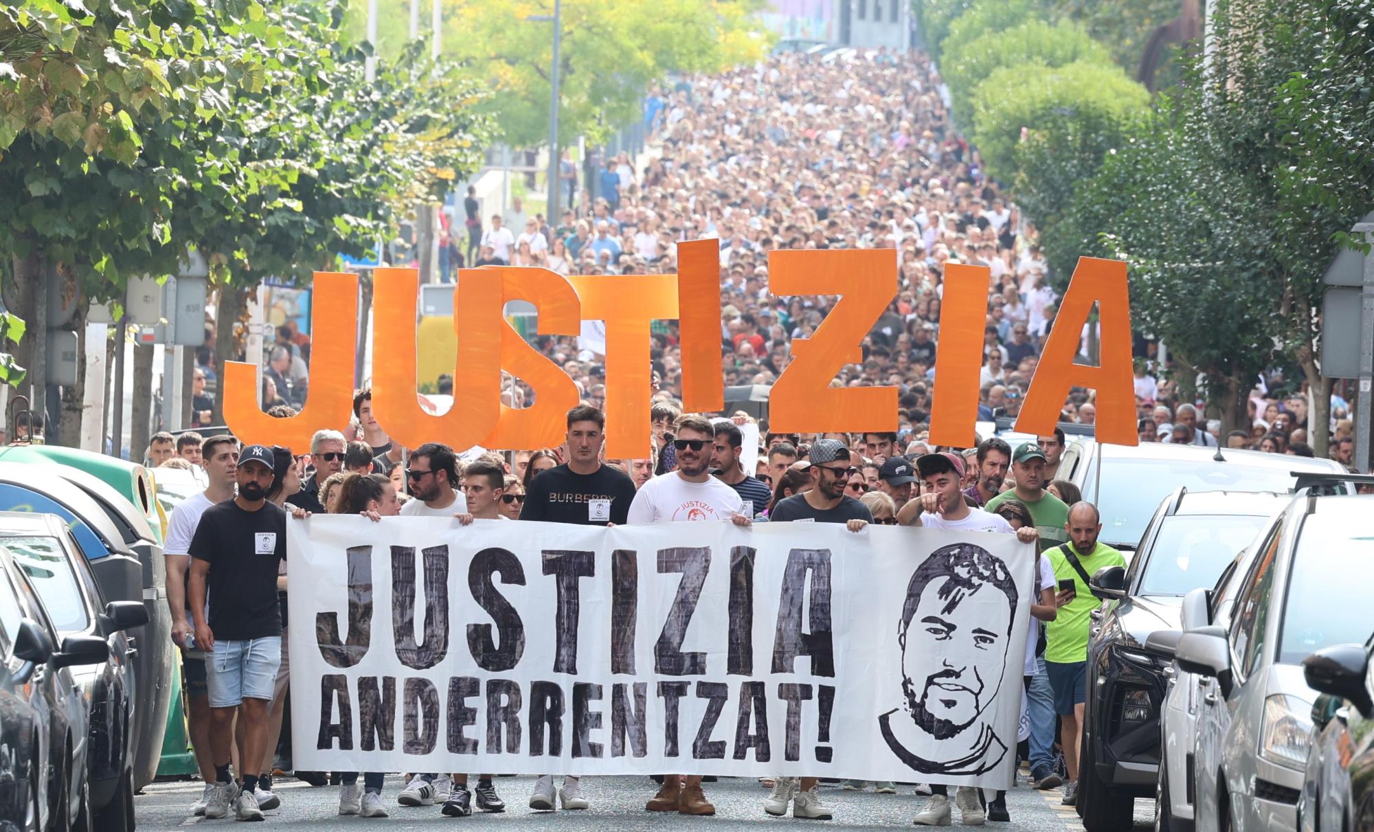 Jendetza Justizia Anderrentzat plataformak deitutako manifestazioan, gaur eguerdian, Santurtzin. OSKAR MATXIN EDESA / FOKU