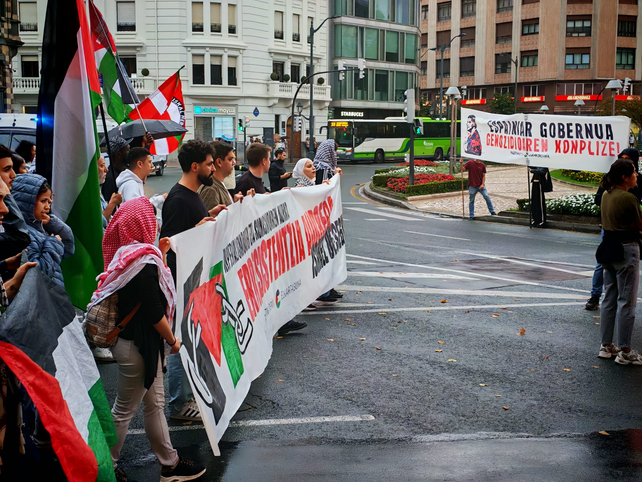 Palestinarekin Elkartasunak antolaturiko manifestazioaren burua, Plaza Eliptikoan sartzen. BERRIA Palestinarekin Elkartasunak antolaturiko manifestazioaren burua, Plaza Eliptikoan sartzen. BERRIA
