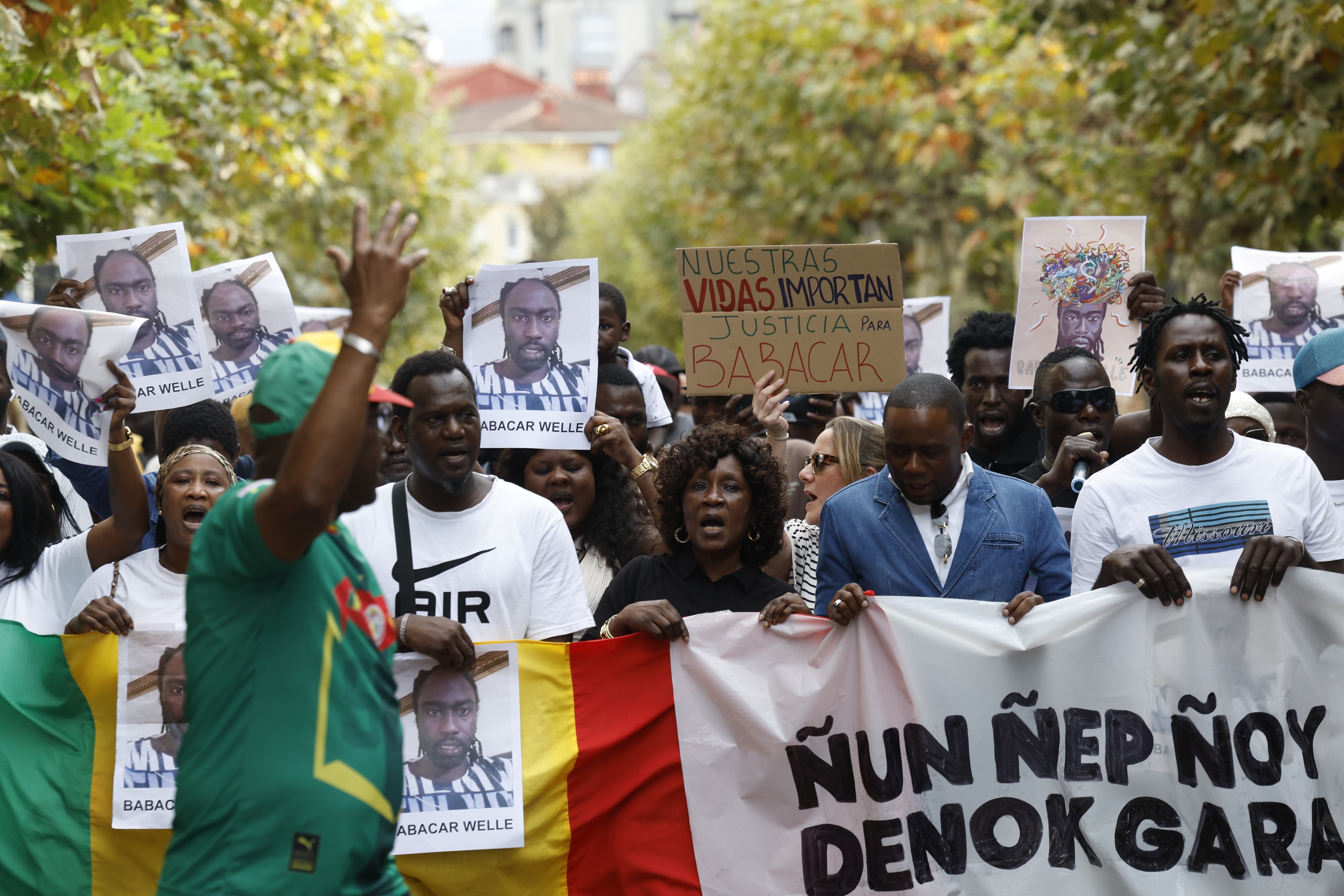 Hondarribiko senegaldarrak, gaurko manifestazioan. JUAN HERRERO / EFE